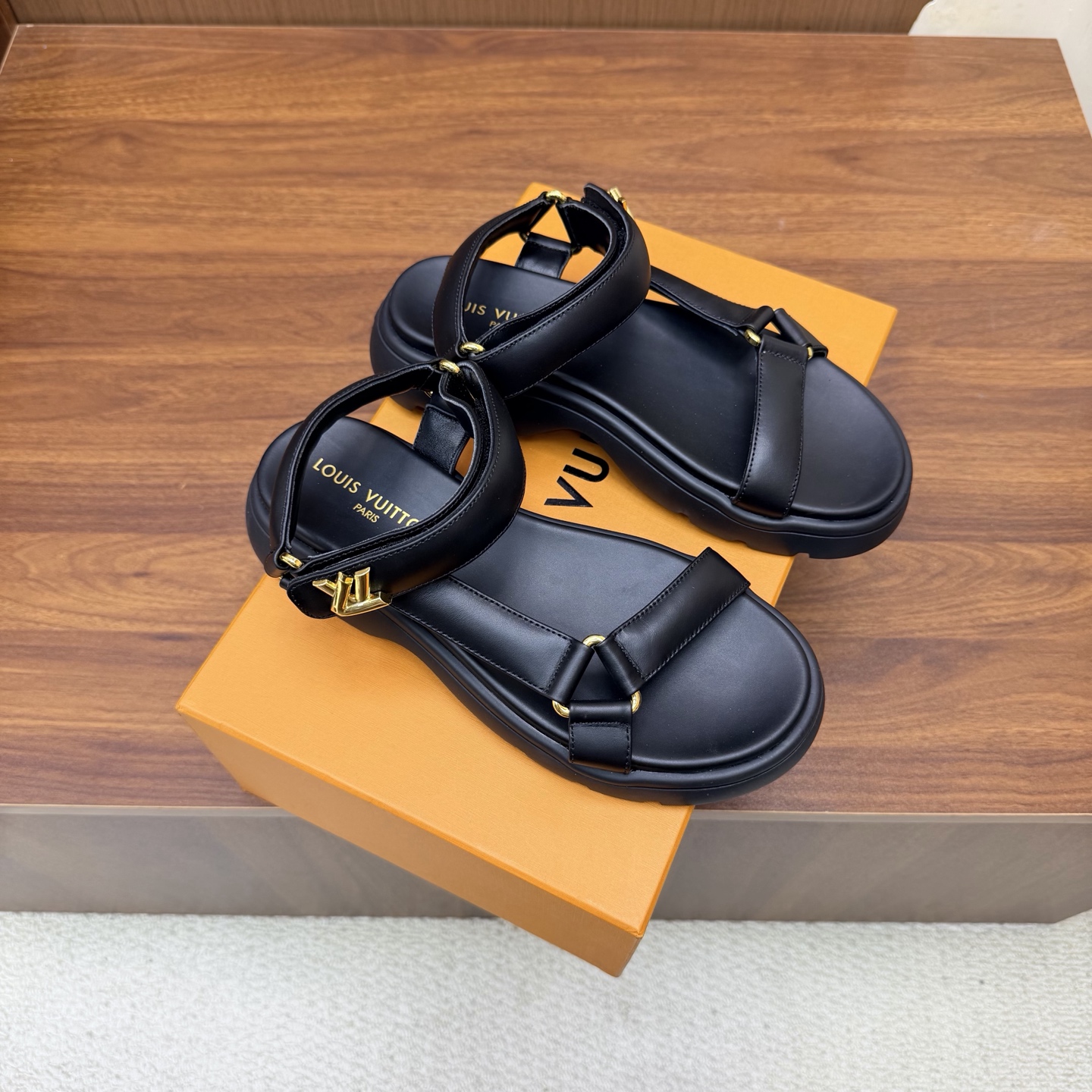 NO:929828,Top version LV Louis Vuitton L home donkey brand 26/ latest Easy series double-breasted thick sole slippers sandals ———————————— Original purchase, development and production This LV Easy sandals are made of suede cow leather, with Monogram pattern to highlight the trendy style. Adjustable straps with illuminated LV letters, tough insoles and micro outsoles achieve a light and comfortable experience. Exquisite packaging at the delivery counter. Fabric: Original customized imported cowhide/presbyopia. Inner:  Original customized soft sheepskin lining Outsole: original molded rubber material size: #35-45 (customized for women 40.41), sandals, louis vuitton, louis vuitton, louis vuitton, louis vuitton, sandals, slippers, cowhide, sheepskin19860909顶级版本 LV路易威登L家 驴牌 26/ 最新Easy系列 双排扣厚底 拖鞋 凉鞋 ———————————— 原版购入开发 做货 本款 LV Easy 凉拖取材绒面牛皮革,以 Monogram 图案彰显潮流风范.LV 字母点亮可调节饰带,韧性鞋垫和微型外底实现轻盈舒适体验 配送专柜精美包装 面料: 原版定制进口牛皮/老花 内里: 原版定制柔软羊皮里 大底: 原版开模橡胶材质 size: #35-45（女40.41定制）,凉鞋,louis vuitton,louis vuitton,louis vuitton,louis vuitton,sandals,slippers,cowhide,sheepskin,Women's Shoes