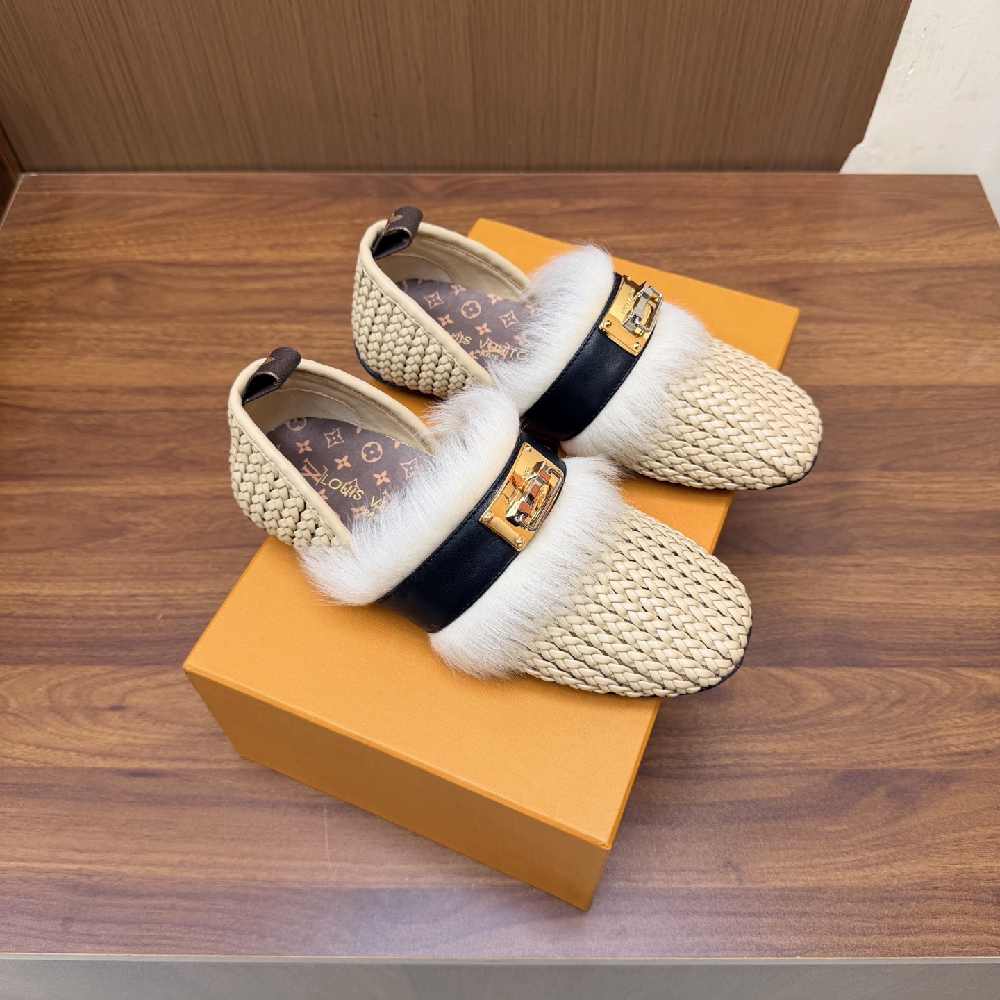 NO:929804,LV | Louis Vuitton 26 2026 Spring and Summer New Style The top version is the same as the original version. The counter focuses on the latest model LV HAVEN woven flat-soled slingback half-drag. New hard goods ———————————half-drag. Single shoes 300 BS purchasing level!  Full of high-end feel!  A popular model among bloggers at home and abroad, it is retro, fashionable and looks great on your feet!  The official website’s main recommendation: original high-customized cowhide/woven upper, imported sheepskin lining, original molded custom anti-slip outsole, high flat heel, shoe size: 35-39 (40 customized, non-refundable), loafers half-slip, louis vuitton, louis vuitton, loafers, cowhide, sheepskin19860909LV | 路易威登 26 2026春夏新款 顶级版本原版一致 专柜主打最新款 LV HAVEN编织平底露跟半拖 硬货上新 ———————————半拖 单鞋300 BS代购级别！高级感十足！国内外博主刷爆的一款,复古又时髦上脚美炸了！官网主推款 鞋面原版高定制牛皮面/编织面 内里进口羊皮里 大底原版开模定制防滑大底 跟高平底 鞋码: 35-39（40定制不退换）,乐福鞋半拖,louis vuitton,louis vuitton,loafers,cowhide,sheepskin,Women's Shoes