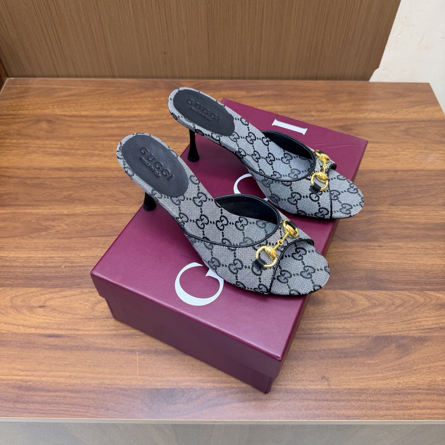 NO:929889,2026 Gucci 26S new spring and summer new product in the counter, horsebit, high heel and half drag —————————————— G family embodies the sense of high-end, which always makes people convinced. It looks like a simple style, but it is inexplicably high-end on the feet. It is very sexy and allows you to easily match it to show various styles. The upper is made of imported special fabrics. The lining is made of imported sheepskin. The Italian imported genuine leather sole is 7.5cm high.  Size35-39 (40/41/customized), high heels and slippers, gucci, gucci, high heels, slippers, sheepskin198609092026 专柜同步春夏新款Gucci 26S 春夏新品马衔扣 高跟半拖 —————————————— G家在体现高级感这块 总让人大写的服气 看起来蛮简单的款式 但上脚就莫名很高阶 非常性感 让你轻松搭配尽显各种风格 鞋面采用进口特殊布料 内里采用进口羊皮 意大利进口真皮底 跟高7.5cm Size35-39（40/41/定制）,高跟鞋拖鞋,gucci,gucci,high heels,slippers,sheepskin,Women's Shoes