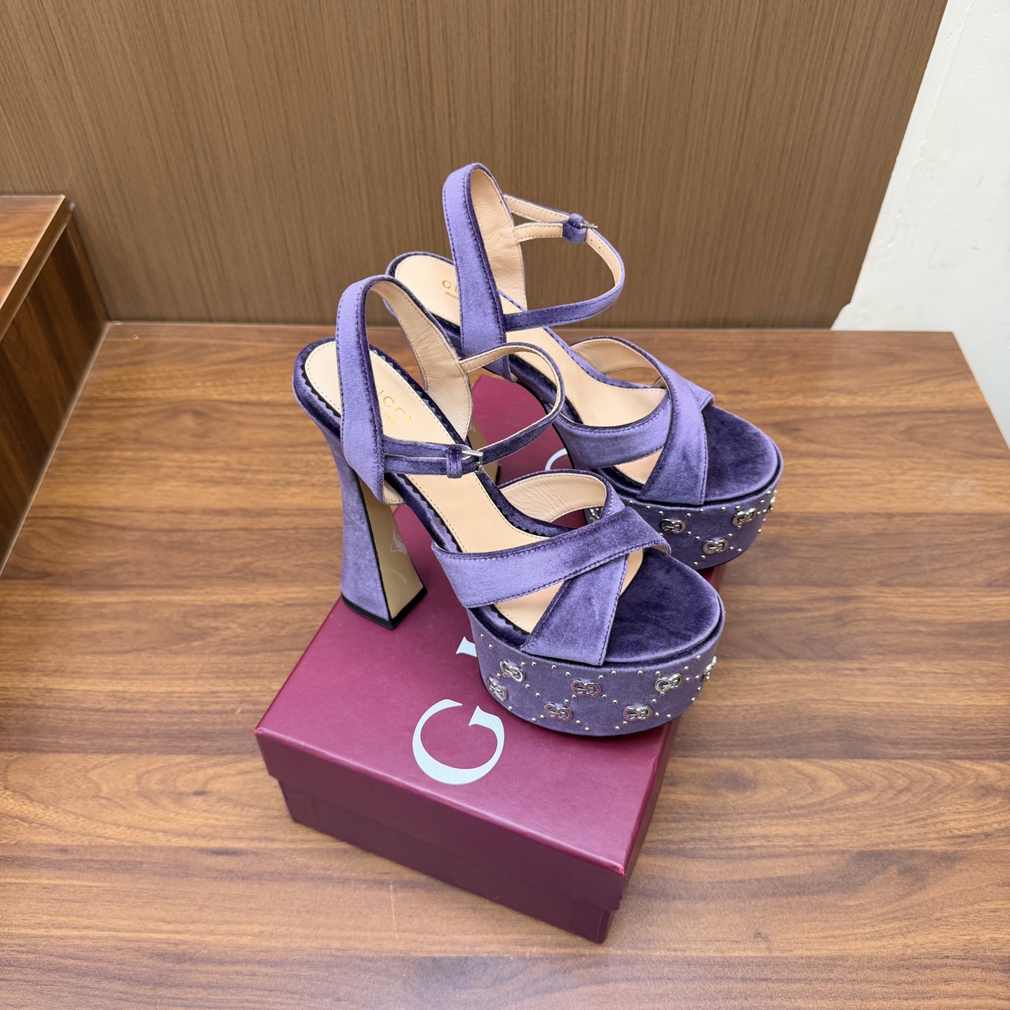 NO:929876,Gucci/Gucci classic horsebit wedge sandals G's iconic horsebit meets fashionable velvet thick-soled horseshoe high heels water table ———————————— A fashion feast that is both gorgeous and comfortable begins. This pair of sandals is a passionate collision of classics and modernity. Every step is a confident expression of Italian style. It cleverly lengthens the leg line, enhances the overall temperament, and allows you to easily show an elegant posture while walking. The thick-soled design increases stability and makes walking more comfortable.  No tired feet. The fabric is made of original velvet. The inner pads are all lambskin. Italian imported genuine leather outsole size 35-39 (customized 40/41/42), high heels and sandals, gucci, gucci, gucci, sandals, high heels, sheepskin, Leather soles19860909Gucci/古驰经典马衔扣坡跟凉鞋 G家标志性马衔扣 邂逅时髦丝绒 厚底马蹄高跟 水台 ———————————— 一场华丽与舒适兼得的时尚盛宴就此开启. 这双凉鞋 是经典与现代的激情碰撞 每一步都是意式风尚的自信表达. 巧妙拉长腿部线条 提升整体气质 让你在行走间轻松展现优雅姿态 厚底设计增加稳定性 行走更自在 不累脚. 面料采用原版丝绒 内里垫脚均为小羊皮 意大利进口真皮大底 size35-39（40/41/42定制）,高跟鞋凉鞋,gucci,gucci,gucci,sandals,high heels,sheepskin,Leather soles,Women's Shoes