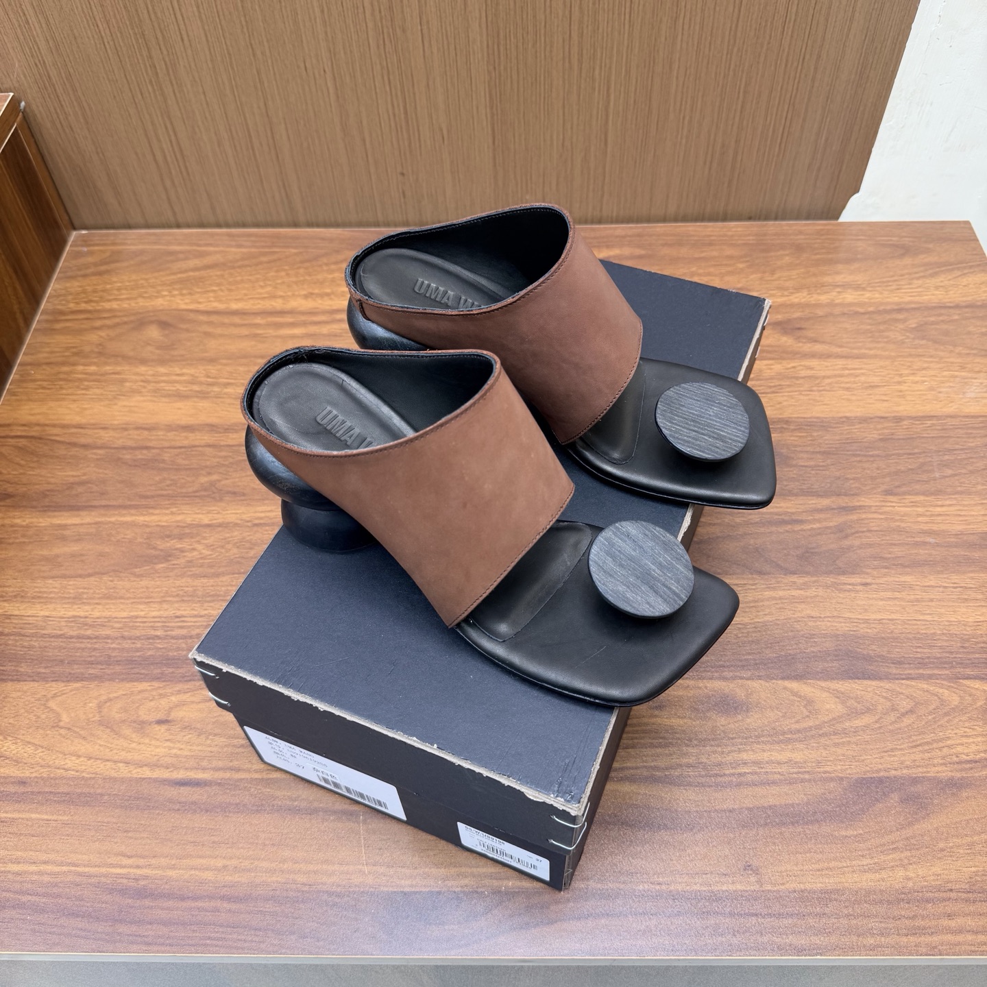 NO:929852,The most atmospheric slippers of the year | Uma Wang with minimalist concept, washed craftsmanship, special-shaped heel slippers ————————————— Highly distinguishable. 7880 purchased the original version and reproduced it with extreme details. The retro Zen feeling of the collision of leather and logs. Lazy half drag, casual and has its own style. Original reproduction, natural solid wood rare natural [Beech] material polished heel, high density, strong characteristics. The special-shaped heel is stable and easy to walk.  Italian first-layer cowhide, water-dyed variegated (washed process). The inner first-layer water-dyed cowhide. The foot pads are water-dyed cowhide. The sole is Italian genuine leather. The toe clips are made of [natural birch bark]. Select high-quality natural materials and are purely handmade. Size 34-40 (customized sizes 34 and 40 are non-refundable). Split-toe shoes, slippers, cowhide19860909年度氛围感神拖｜极简主义理念的 Uma Wang 水洗工艺 异型跟拖鞋 ————————————— 辨别度极高 7880购入原版、极致细节复刻 皮革与原木碰撞的复古禅意 慵懒半拖,随性自成格调 原版复刻,天然实木稀有的天然【榉木】材质打磨鞋跟、密度高、结实的特质 异形跟稳固好走 意大利头层牛皮,水染杂色（水洗工艺） 内里头层水染牛皮 垫脚水染牛皮 鞋底意大利真皮鞋底 夹脚片采用的是【天然桦树皮】 甄选优质天然材质、纯手工制作 码数34-40（34 40码定做不退换）,分趾鞋,slippers,cowhide,Women's Shoes