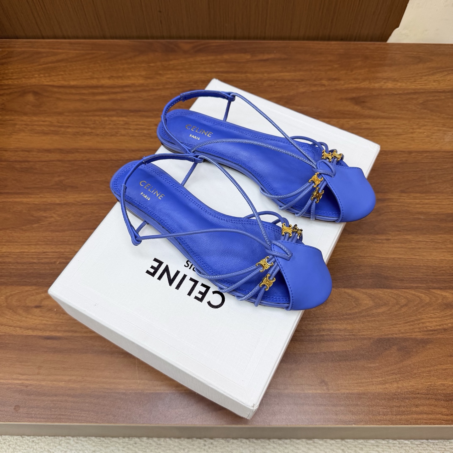 NO:929803,Celine spring and summer Arc de Triomphe fashion shoes, soft open-foot design, ankle straps. The upper feet are really super slim and beautiful. The exquisite Arc de Triomphe logo specific to the C family is so beautiful. The original calfskin upper, the lining/foot pads are made of top-grade mixed sheepskin, Italian genuine cowhide outsole, high flat heel, Size35-41 (customized for 40, 41, 42), sandals, celine, chanel, sandals, cowhide, sheepskin19860909Celine春夏凯旋门时装鞋 柔美的露脚设计,脚踝绑带. 上脚真的超级显瘦超级美 C家特定的精致凯旋门logo 好看到爆 鞋面原版小牛皮 内里/垫脚采用顶级混种羊皮 意大利真牛皮大底 跟高平底 Size35-41（40、41、42定制）,凉鞋,celine,chanel,sandals,cowhide,sheepskin,Women's Shoes