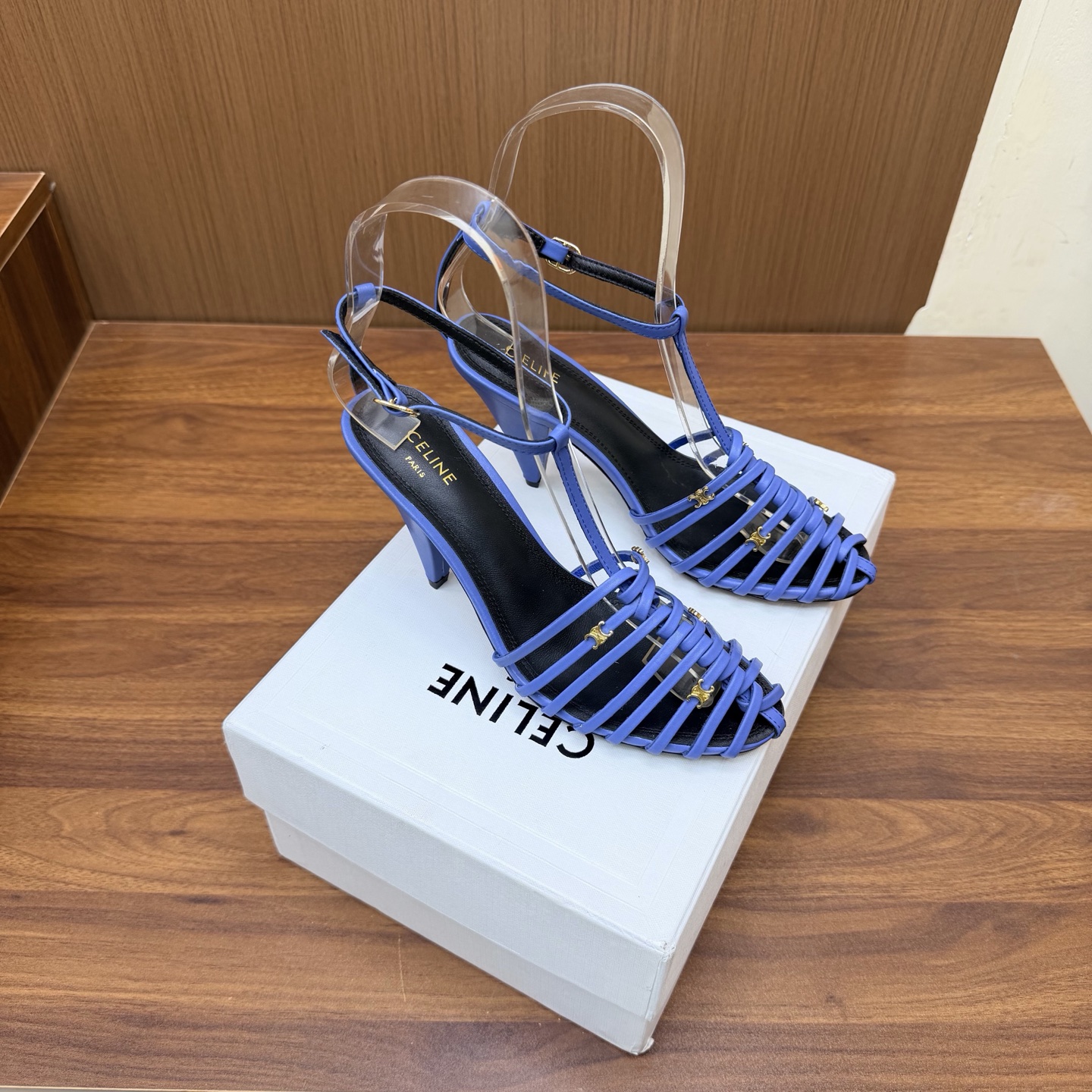 NO:929817,Celine spring and summer Arc de Triomphe fashion shoes, soft open-foot design, ankle straps. The upper foot is really super slim and beautiful. The exquisite Arc de Triomphe logo specific to the C family is very eye-catching. The upper is original calfskin. The lining/foot pad is made of top-grade mixed sheepskin. Italian genuine cowhide outsole. The heel is high and flat, 6.5cm, 8.5cm.  Size35-41 (40, 41, 42 customized), sandals, celine, chanel, sandals, cowhide, sheepskin19860909Celine春夏凯旋门时装鞋 柔美的露脚设计,脚踝绑带. 上脚真的超级显瘦超级美 C家特定的精致凯旋门logo 好看到爆 鞋面原版小牛皮 内里/垫脚采用顶级混种羊皮 意大利真牛皮大底 跟高平底,6.5cm,8.5cm Size35-41（40、41、42定制）,凉鞋,celine,chanel,sandals,cowhide,sheepskin,Women's Shoes