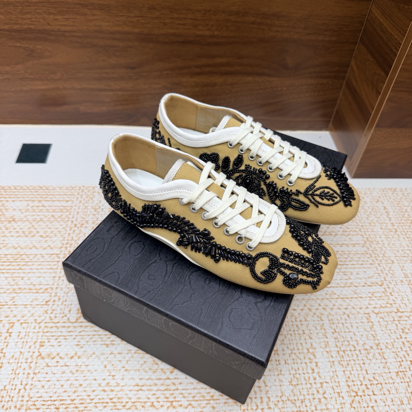 NO:929850,2026 spring and summer new models are on sale at the same time at the counter #Dries Von noten # DVNAh Gan casual shoes #Galaxy stars are worn on the feet. There is no need for too many gorgeous words. It is hard not to love these shoes. The super heavy beading craftsmanship is paired with crystal transparent wedge heels. An unambiguous style at all. A very pioneering sandal —————————————Material hand-stitched beads Sheepskin lining Heel high flat sole Original outsole  Size 35/42 (40, 41, 42 customized), casual shoes/sports shoes, sandals, sneakers, sheepskin, real silk198609092026春夏新款 专柜同步发售#Dries Von noten # DVN啊甘休闲鞋 #银河繁星穿在脚上 无需过多华丽的文字 这些子很难让人不爱 超重工的钉珠工艺 搭配水晶透明坡跟 一点都不含糊的风格 非常先锋的一款凉鞋 ————————————— 面料真丝手工缝珠 内里羊皮 跟高平底 大底原版大底 码数35/42（40,41,42定制）,休闲鞋/运动鞋,sandals,sneakers,sheepskin,real silk,Women's Shoes