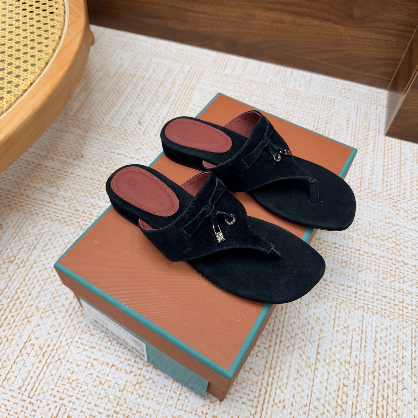 NO:929814,Top version Loro Piana/ LP 56 classic and beautiful classic slippers, flat shoes, minimalist style, retro and classy!  ———————————— Simple and elegant, it is a very attractive style!  The king of high-end versatile, suitable for spring, summer, autumn and winter all year round. The upper is made of original cashmere (the texture is great). The lining is sheepskin. Italian imported genuine leather outsole. High flat heel. Size 36-42 (.41.42 customized), split-toe shoes, loro piana, loro piana, flats, slippers, sheepskin, Leather soles19860909顶级版本 Loro Piana/ LP 56经典绝美经典款 拖鞋 平底鞋单鞋 极简主义风格,复古又级！ ————————————— 简约又大气,属于非常耐看的款式！高级百搭之王一年四季春夏秋冬皆适宜 鞋面采用原版羊绒（质感超赞） 内里垫脚羊皮 意大利进口真皮大底 跟高平底 码数36-42（.41.42定做）,分趾鞋,loro piana,loro piana,flats,slippers,sheepskin,Leather soles,Women's Shoes