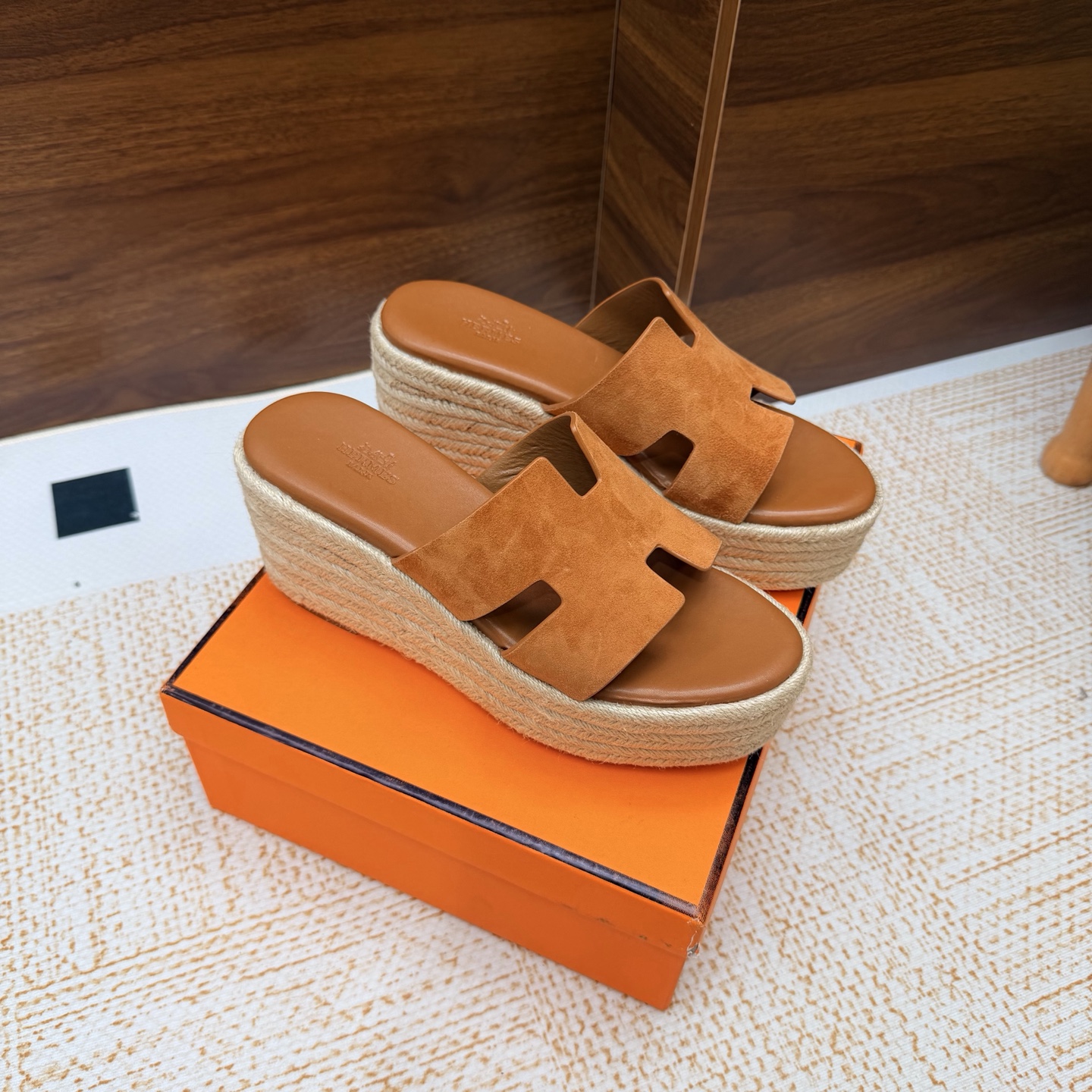 NO:929771,Hermès/Hermès classic waterproof platform wedge straw thick-soled sandals —————————— Extremely retro design with strong exotic style. Full of fashionable feeling and stylish when worn casually. The simple style is great when paired with a sense of high-end. It’s hard not to love the versatile colors and smooth lines!  The fabric is made of imported sheep leather/cowhide/palmprint cowhide. The inner foot pads are all lambskin. The outsole is original genuine leather. Thick sole 7cm Size35-39 (customized 40/41/42), slippers, hermes, hermes, sandals, slippers, espadrilles, cowhide, sheepskin, sheep, Leather soles19860909Hermès/爱马仕经典防水台坡跟草编 厚底凉鞋 —————————— 极约复古的设计 浓厚的异域风情 时髦感十足、随便上脚都很有腔调 简简单单的款式随便搭配一下高级感就很棒 百搭的颜色流畅的线条很难不爱！ 面料采用进口羊京/牛皮/掌纹牛皮 内里垫脚均为小羊皮 大底原版真皮大底 厚底7cm Size35-39(40/41/42定制）,拖鞋,hermes,hermes,sandals,slippers,espadrilles,cowhide,sheepskin,sheep,Leather soles,Women's Shoes
