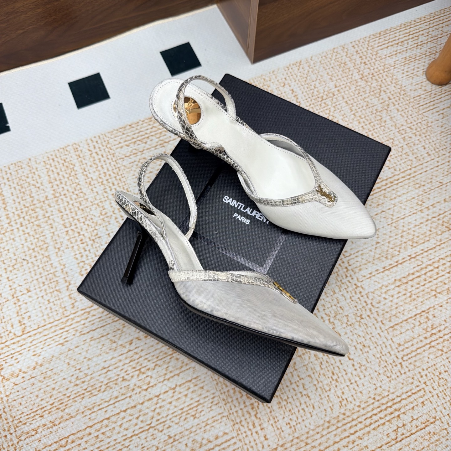 NO:929746,2026 Spring and Summer New YSL Saint Laurent / YSL Crystal and Mesh Super Invincible and Hot Sandals —————————————— The hardware buckles of each layout in our house need to be molded and customized at 1:1!  The effect is very comfortable, the foot feels great, and whether you pair it with jeans, a small suit, or a skirt, it can be matched naturally. Mesh upper, sheepskin lining, leather sole, heel height 8cm, size 35-42 (40-42 customization is non-returnable and non-exchangeable), high-heeled sandals, saint laurent, saint laurent, saint laurent, sandals, high heels, skirts, jeans, sheepskin, Leather soles198609092026春夏新款 YSL Saint Laurent / 圣罗兰ysl 水晶跟网纱超级超级无敌火爆的一个款凉鞋 —————————————— 这款我们家每个版面的五金扣都要开模1:1定制！效果非常舒服,脚感很棒,而且无论你搭配牛仔裤,小西服,裙子,都能搭配自然 鞋面网纱 内里羊皮 鞋底真皮大底 跟高8cm 尺码35-42（40-42定制不退不换),高跟鞋凉鞋,saint laurent,saint laurent,saint laurent,sandals,high heels,skirts,jeans,sheepskin,Leather soles,Women's Shoes