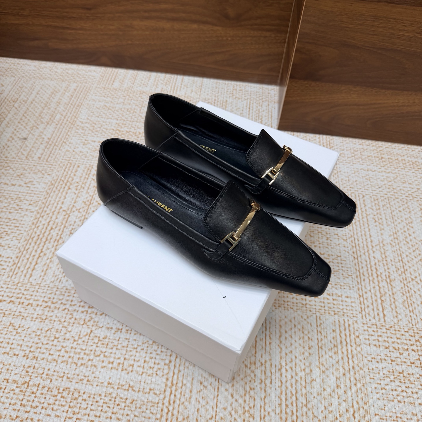 NO:929732,YSL Saint Laurent fw26 new arrival～ YSL 26s spring and summer new style small square toe shoes, minimalist style mules shoes Ysl pointed toe stilettos are elegance engraved in DNA. The golden chain flows on the upper, like the delicacy in a retro pictorial, on the feet. Every step is effortless nobility and style. Who can resist a pair of chain mules with their own aura?  The pointed toe lengthens the leg line, and the metal chain lights up the whole body. From commuting suits to date skirts, you can switch to the 'heroine' mode with one click. The complexity is eliminated, leaving only clean lines and metallic luster. The pointed toe outlines the edge, and the chain embellishes your attitude. This pair of shoes is your style statement that needs no words. The shiny patent leather + gold chain are retro and sexy, and the upper feet directly transform into 'the flower of wealth in the world', and you walk with wind!  Patent leather/silk/cow leather upper, sheepskin lining, Italian genuine leather outsole, high flat heel, size 35-39 (40.41.42 custom-made, non-refundable), single shoes, saint laurent, saint laurent, saint laurent, skirts, business suit, cowhide, sheepskin, real silk, Leather soles19860909YSL Saint Laurent 圣罗兰fw26 new arrival～ YSL 26s 春夏新款 小方头单鞋 穆勒鞋极简风单鞋 Ysl 尖头细高跟,是刻在DNA里的优雅.金色链条在鞋面流转,像把复古画报里的精致,在了脚上.每一步,都是不费力的贵气与风情.谁能拒绝一双自带气场的链条穆勒鞋？尖头拉长腿线,金属链点亮全身,从通勤西装到约会小裙,都能一键切换成“女主角”模式. 褪去繁杂,只留利落线条与金属光泽.尖头勾勒锋芒,链条点缀态度,这双鞋,是你无需多言的风格宣言.漆皮亮面+金色链条,复古又性感,上脚直接变身“人间富贵花”,走路都带风！ 鞋面漆皮/真丝/牛皮 内里垫脚羊皮 鞋底意大利真皮大底 跟高平底 码数35-39（40.41.42定做不退换）,单鞋,saint laurent,saint laurent,saint laurent,skirts,business suit,cowhide,sheepskin,real silk,Leather soles,Women's Shoes