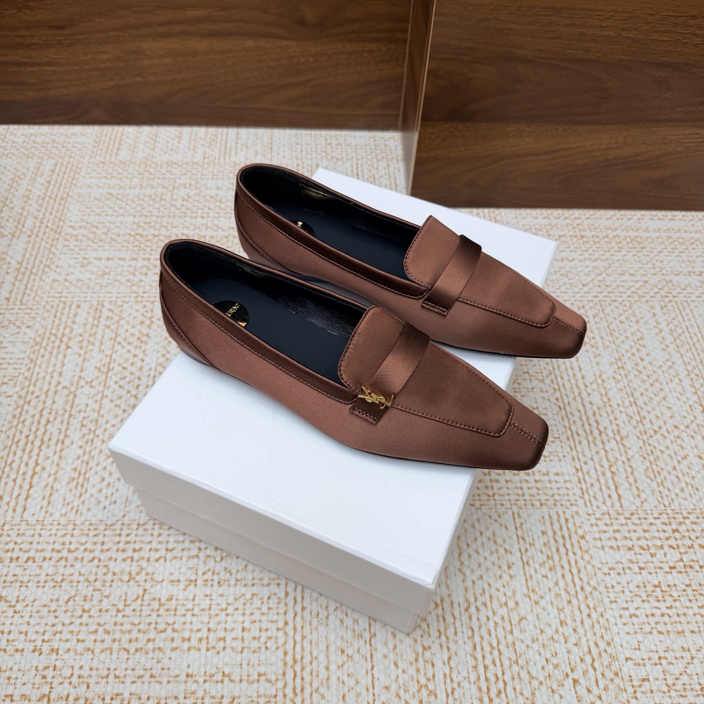 NO:929778,YSL Saint Laurent fw26 new arrival～ YSL 26s spring and summer new style small square toe shoes, minimalist style mules shoes Ysl pointed toe stilettos are elegance engraved in DNA. The golden chain flows on the upper, like the delicacy in a retro pictorial, on the feet. Every step is effortless nobility and style. Who can resist a pair of chain mules with their own aura?  The pointed toe lengthens the leg line, and the metal chain lights up the whole body. From commuting suits to date skirts, you can switch to the 'heroine' mode with one click. The complexity is eliminated, leaving only clean lines and metallic luster. The pointed toe outlines the edge, and the chain embellishes your attitude. This pair of shoes is your style statement that needs no words. The shiny patent leather + gold chain are retro and sexy, and the upper feet directly transform into 'the flower of wealth in the world', and you walk with wind!  Silk upper, sheepskin lining, Italian genuine leather outsole, high flat heel, size 35-39 (40.41.42 custom-made, non-refundable), single shoes, saint laurent, saint laurent, saint laurent, skirts, business suit, sheepskin, real silk, Leather soles19860909YSL Saint Laurent 圣罗兰fw26 new arrival～ YSL 26s 春夏新款 小方头单鞋 穆勒鞋极简风单鞋 Ysl 尖头细高跟,是刻在DNA里的优雅.金色链条在鞋面流转,像把复古画报里的精致,在了脚上.每一步,都是不费力的贵气与风情.谁能拒绝一双自带气场的链条穆勒鞋？尖头拉长腿线,金属链点亮全身,从通勤西装到约会小裙,都能一键切换成“女主角”模式. 褪去繁杂,只留利落线条与金属光泽.尖头勾勒锋芒,链条点缀态度,这双鞋,是你无需多言的风格宣言.漆皮亮面+金色链条,复古又性感,上脚直接变身“人间富贵花”,走路都带风！ 鞋面真丝 内里垫脚羊皮 鞋底意大利真皮大底 跟高平底 码数35-39（40.41.42定做不退换）,单鞋,saint laurent,saint laurent,saint laurent,skirts,business suit,sheepskin,real silk,Leather soles,Women's Shoes