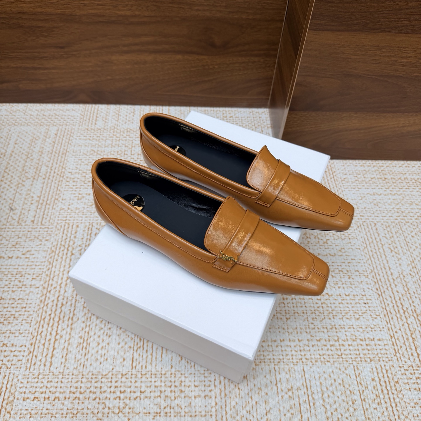 NO:929713,YSL Saint Laurent fw26 new arrival～ YSL 26s spring and summer new style small square toe shoes, minimalist style mules shoes Ysl pointed toe stilettos are elegance engraved in DNA. The golden chain flows on the upper, like the delicacy in a retro pictorial, on the feet. Every step is effortless nobility and style. Who can resist a pair of chain mules with their own aura?  The pointed toe lengthens the leg line, and the metal chain lights up the whole body. From commuting suits to date skirts, you can switch to the 'heroine' mode with one click. The complexity is eliminated, leaving only clean lines and metallic luster. The pointed toe outlines the edge, and the chain embellishes your attitude. This pair of shoes is your style statement that needs no words. The shiny patent leather + gold chain are retro and sexy, and the upper feet directly transform into 'the flower of wealth in the world', and you walk with wind!  Upper cowhide/oiled wax leather, inner padding sheepskin, sole Italian genuine leather outsole, high flat heel, size 35-39 (40.41.42 custom-made, non-refundable), single shoes, saint laurent, saint laurent, saint laurent, skirts, business suit, cowhide, sheepskin, Leather soles19860909YSL Saint Laurent 圣罗兰fw26 new arrival～ YSL 26s 春夏新款 小方头单鞋 穆勒鞋极简风单鞋 Ysl 尖头细高跟,是刻在DNA里的优雅.金色链条在鞋面流转,像把复古画报里的精致,在了脚上.每一步,都是不费力的贵气与风情.谁能拒绝一双自带气场的链条穆勒鞋？尖头拉长腿线,金属链点亮全身,从通勤西装到约会小裙,都能一键切换成“女主角”模式. 褪去繁杂,只留利落线条与金属光泽.尖头勾勒锋芒,链条点缀态度,这双鞋,是你无需多言的风格宣言.漆皮亮面+金色链条,复古又性感,上脚直接变身“人间富贵花”,走路都带风！ 鞋面牛皮/油蜡皮 内里垫脚羊皮 鞋底意大利真皮大底 跟高平底 码数35-39（40.41.42定做不退换）,单鞋,saint laurent,saint laurent,saint laurent,skirts,business suit,cowhide,sheepskin,Leather soles,Women's Shoes