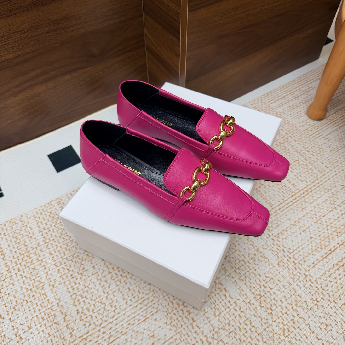 NO:929719,YSL Saint Laurent fw26 new arrival～ YSL 26s spring and summer new style small square toe shoes, minimalist style mules shoes Ysl pointed toe stilettos are elegance engraved in DNA. The golden chain flows on the upper, like the delicacy in a retro pictorial, on the feet. Every step is effortless nobility and style. Who can resist a pair of chain mules with their own aura?  The pointed toe lengthens the leg line, and the metal chain lights up the whole body. From commuting suits to date skirts, you can switch to the 'heroine' mode with one click. The complexity is eliminated, leaving only clean lines and metallic luster. The pointed toe outlines the edge, and the chain embellishes your attitude. This pair of shoes is your style statement that needs no words. The shiny patent leather + gold chain are retro and sexy, and the upper feet directly transform into 'the flower of wealth in the world', and you walk with wind!  Cowhide upper, sheepskin lining, Italian genuine leather outsole, high flat heel, size 35-39 (40.41.42 custom-made, non-returnable), single shoes, saint laurent, saint laurent, saint laurent, skirts, business suit, cowhide, sheepskin, Leather soles19860909YSL Saint Laurent 圣罗兰fw26 new arrival～ YSL 26s 春夏新款 小方头单鞋 穆勒鞋极简风单鞋 Ysl 尖头细高跟,是刻在DNA里的优雅.金色链条在鞋面流转,像把复古画报里的精致,在了脚上.每一步,都是不费力的贵气与风情.谁能拒绝一双自带气场的链条穆勒鞋？尖头拉长腿线,金属链点亮全身,从通勤西装到约会小裙,都能一键切换成“女主角”模式. 褪去繁杂,只留利落线条与金属光泽.尖头勾勒锋芒,链条点缀态度,这双鞋,是你无需多言的风格宣言.漆皮亮面+金色链条,复古又性感,上脚直接变身“人间富贵花”,走路都带风！ 鞋面牛皮 内里垫脚羊皮 鞋底意大利真皮大底 跟高平底 码数35-39（40.41.42定做不退换）,单鞋,saint laurent,saint laurent,saint laurent,skirts,business suit,cowhide,sheepskin,Leather soles,Women's Shoes