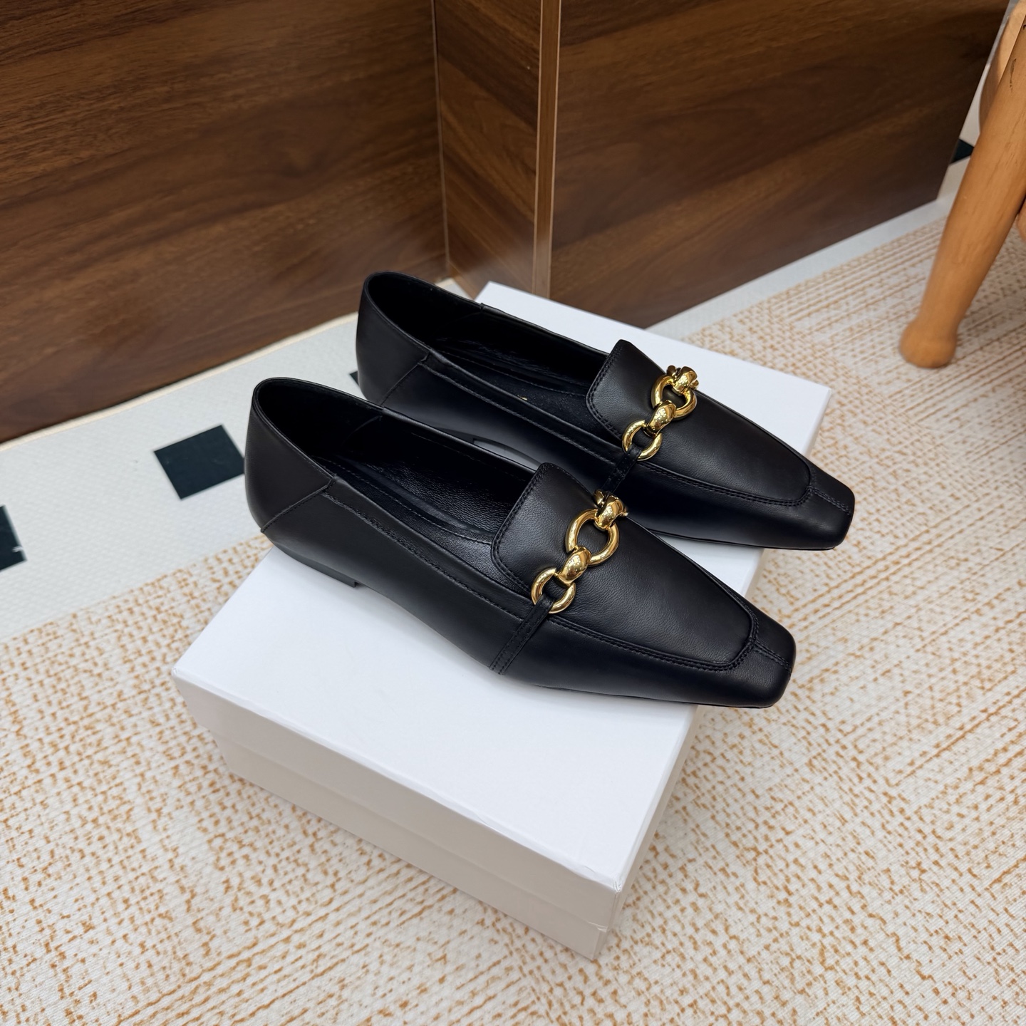 NO:929725,YSL Saint Laurent fw26 new arrival～ YSL 26s spring and summer new style small square toe shoes, minimalist style mules shoes Ysl pointed toe stilettos are elegance engraved in DNA. The golden chain flows on the upper, like the delicacy in a retro pictorial, on the feet. Every step is effortless nobility and style. Who can resist a pair of chain mules with their own aura?  The pointed toe lengthens the leg line, and the metal chain lights up the whole body. From commuting suits to date skirts, you can switch to the 'heroine' mode with one click. The complexity is eliminated, leaving only clean lines and metallic luster. The pointed toe outlines the edge, and the chain embellishes your attitude. This pair of shoes is your style statement that needs no words. The shiny patent leather + gold chain are retro and sexy, and the upper feet directly transform into 'the flower of wealth in the world', and you walk with wind!  Upper cowhide/oiled wax leather, inner padding sheepskin, sole Italian genuine leather outsole, high flat heel, size 35-39 (40.41.42 custom-made, non-refundable), single shoes, saint laurent, saint laurent, saint laurent, skirts, business suit, cowhide, sheepskin, Leather soles19860909YSL Saint Laurent 圣罗兰fw26 new arrival～ YSL 26s 春夏新款 小方头单鞋 穆勒鞋极简风单鞋 Ysl 尖头细高跟,是刻在DNA里的优雅.金色链条在鞋面流转,像把复古画报里的精致,在了脚上.每一步,都是不费力的贵气与风情.谁能拒绝一双自带气场的链条穆勒鞋？尖头拉长腿线,金属链点亮全身,从通勤西装到约会小裙,都能一键切换成“女主角”模式. 褪去繁杂,只留利落线条与金属光泽.尖头勾勒锋芒,链条点缀态度,这双鞋,是你无需多言的风格宣言.漆皮亮面+金色链条,复古又性感,上脚直接变身“人间富贵花”,走路都带风！ 鞋面牛皮/油蜡皮 内里垫脚羊皮 鞋底意大利真皮大底 跟高平底 码数35-39（40.41.42定做不退换）,单鞋,saint laurent,saint laurent,saint laurent,skirts,business suit,cowhide,sheepskin,Leather soles,Women's Shoes