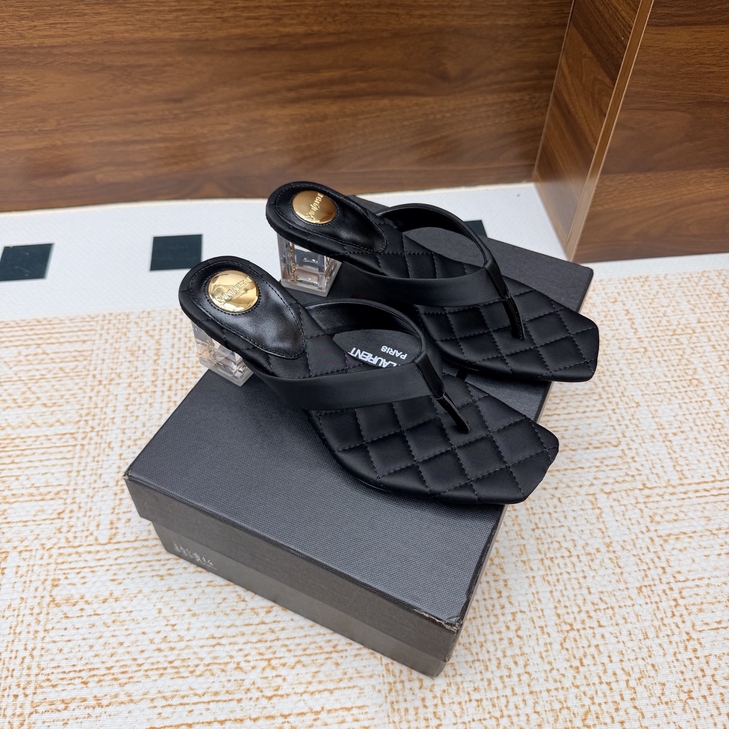 NO:929310,2026 Spring and Summer New YSL Saint Laurent / YSL Crystal Heel Flip-Flop Slippers Super super invincible and popular slippers —————————————— This hardware buckle of each layout in our house must be molded and customized at 1:1!  The effect is very comfortable, the foot feels great, and whether you pair it with jeans, a small suit, or a skirt, it can be matched naturally. Silk upper, silk lining, leather outsole, heel height 4.5cm, size 35-42 (40-42 customization is non-refundable), split-toe shoes, saint laurent, saint laurent, saint laurent, slippers, skirts, jeans, real silk, Leather soles198609092026春夏新款 YSL Saint Laurent / 圣罗兰ysl 水晶跟 夹脚拖鞋 超级超级无敌火爆的一个款拖鞋 —————————————— 这款我们家每个版面的五金扣都要开模1:1定制！效果非常舒服,脚感很棒,而且无论你搭配牛仔裤,小西服,裙子,都能搭配自然 鞋面真丝 内里真丝 鞋底真皮大底 跟高4.5cm 尺码35-42（40-42定制不退不换),分趾鞋,saint laurent,saint laurent,saint laurent,slippers,skirts,jeans,real silk,Leather soles,Women's Shoes
