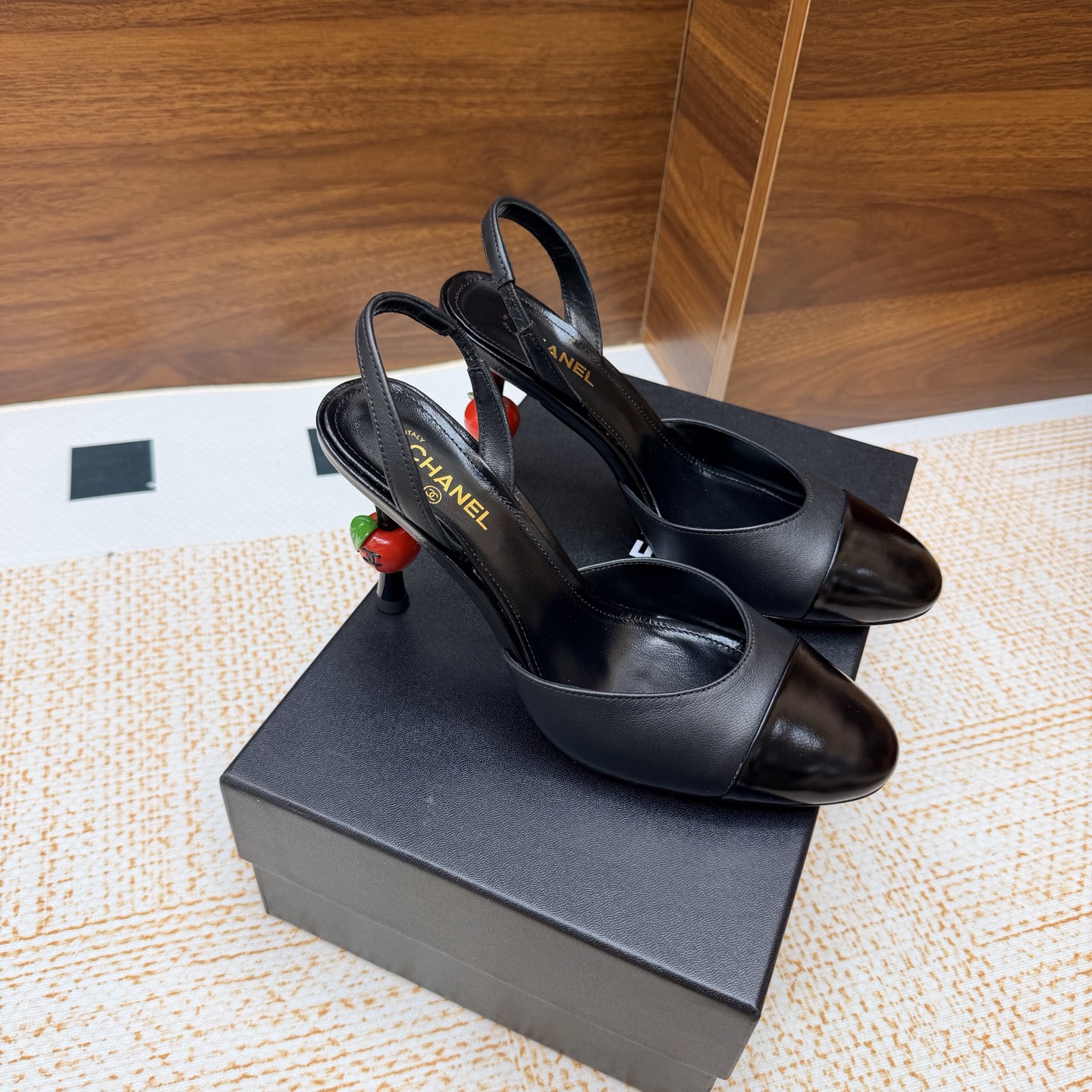 NO:929762,Top version 2026 counters updated simultaneously | Xiaoxiang cherry heel temperament high-heeled sandals High version ———————————— A must-have in the fashion circle. The matching will interpret the meticulous, minimalist and never-fading classic elements, showing a unique dressing style that is too beautiful to say. A must-have for summer... ━━━━━ t ━━━━━ Upper cowhide  Sheepskin lining, original genuine leather outsole 9cm, shoe size: 35-39 (40, 41, 42 customized, non-returnable), high heels, sandals, high heels, cowhide, sheepskin, Leather soles19860909顶级版本 2026专柜同步更新  |小香 樱桃跟 气质高跟凉鞋 高版本的 ——————————— 时尚圈的绝绝子 搭配将演绎着细致 极简 永不褪去的经典元素 展现与众不同的穿搭风格美到无话可说 夏季必入款…… ━━━━━ t ━━━━━ 鞋面牛皮 内里羊皮  大底原版真皮大底9cm 鞋码: 35-39（40、41、42 定制不退换）,高跟鞋凉鞋,sandals,high heels,cowhide,sheepskin,Leather soles,Women's Shoes
