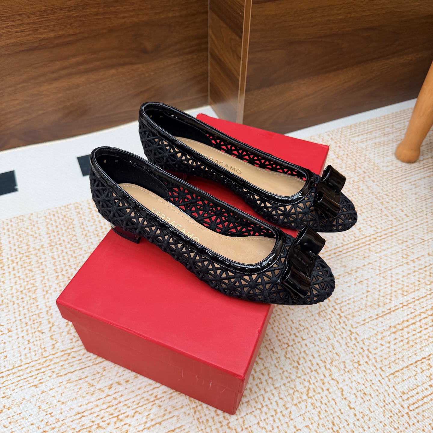 NO:929754,FERRAGA*O FERRAGA*O's new Vara hollow embroidered mesh mid-heel shoes!  Fila's classic Vara bow with exquisite hollow pattern is really a fashion item with its own 'breathing' feeling. The medium heel and thick heel design make you fly as stable as you walk!  Breathing elegance in summer~ Fabric cow patent leather/electric embroidery fabric, imported sheepskin lining and foot pads. Heel height 3cm, outsole original leather outsole. Size 35.36.37.38.39.40.41 (40.41 custom-made, non-refundable), single shoes, ferragamo, sheepskin, Leather soles19860909FERRAGA*O 菲拉*慕新款Vara镂空刺绣网眼中跟单鞋！ 菲拉家的经典Vara蝴蝶结精致镂空花纹真的是自带“呼吸感”的时尚单品 中跟粗跟设计,走路稳到飞起！ 满满夏日优雅呼吸感～ 面料牛漆皮/电绣织物 内里进口羊皮内里垫脚. 跟高3cm 大底原版真皮大底. 码数35.36.37.38.39.40.41（40.41定做不退换）,单鞋,ferragamo,sheepskin,Leather soles,Women's Shoes