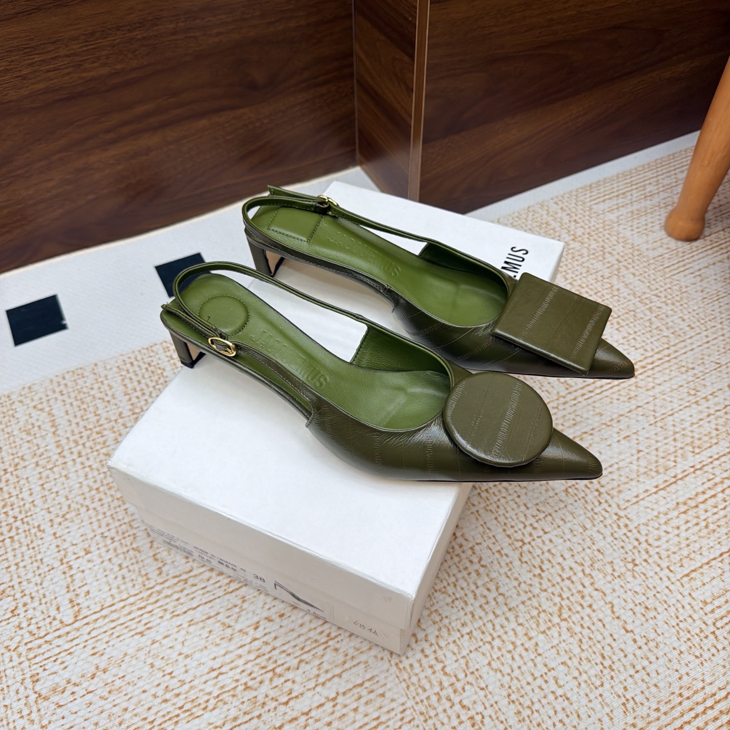NO:929738,JACQUEMUS 26/AW The fashion of the single product is hidden in the details. It is really yyds super fashionable to match with the skirt. A pair of shoes —————————— Kitten heels can also be very elegant. Jacquemus25’s design inspiration comes from sculptures. The most obvious ones are the two pointed-toe shoes and the black and white high heels, both of which have sculptural outline designs, soft and powerful. Upper: cowhide. Lining/tiptoe: sheepskin. Outsole: genuine leather outsole.  Heel height 4.5cm,sandals,high heels,skirts,cowhide,sheepskin,Leather soles19860909JACQUEMUS 26/AW 单品时尚藏在细节里搭配裙子真的yyds超时髦一款单鞋 ——————————— 小猫跟也可以很气质 jacquemus25的设计灵感来源于雕塑,最能体现的就是两款尖头鞋和黑白这款高跟鞋,都具有雕塑的轮廓设计,柔和又有力量感 鞋面:牛皮 内里/踮脚:羊皮 大底:真皮大底 跟高4.5cm,凉鞋,sandals,high heels,skirts,cowhide,sheepskin,Leather soles,Women's Shoes