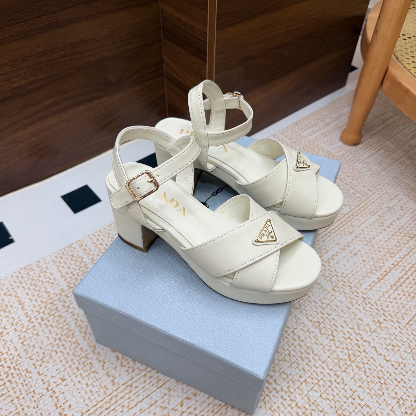 NO:929353,Prada 2026 spring and summer new style Prada spring and summer new electric embroidery sandal series Roman thick-soled sandals ———————————— The latest catwalk style, classic upgrade, comfort and fashionability coexist. Each color combination looks good, and the design matches different styles. The water table and heel can be easily worn. Original custom-made cowhide leather upper/Sheep Beijing lining: Original custom-made sheepskin lining. Original leather outsole. Heel height 7.5cm. Shoe size:  35-40 (customized for 40, 41), high heels and sandals, prada, prada, sandals, high heels, cowhide, sheepskin, sheep, Leather soles19860909Prada 2026 春夏新款 普拉达春夏新款电绣凉鞋系列 罗马厚底凉鞋 ———————————— 最新走秀款,经典升级 舒适度与时髦度并存 每个颜色搭配都好看,设计搭配不同风格需求水台加跟轻松驾奴 鞋面原版定制牛皮/羊京 内里: 原版定制羊皮内里 大底原版真皮大底 跟高7.5cm 鞋码: 35-40（40、41定制）,高跟鞋凉鞋,prada,prada,sandals,high heels,cowhide,sheepskin,sheep,Leather soles,Women's Shoes