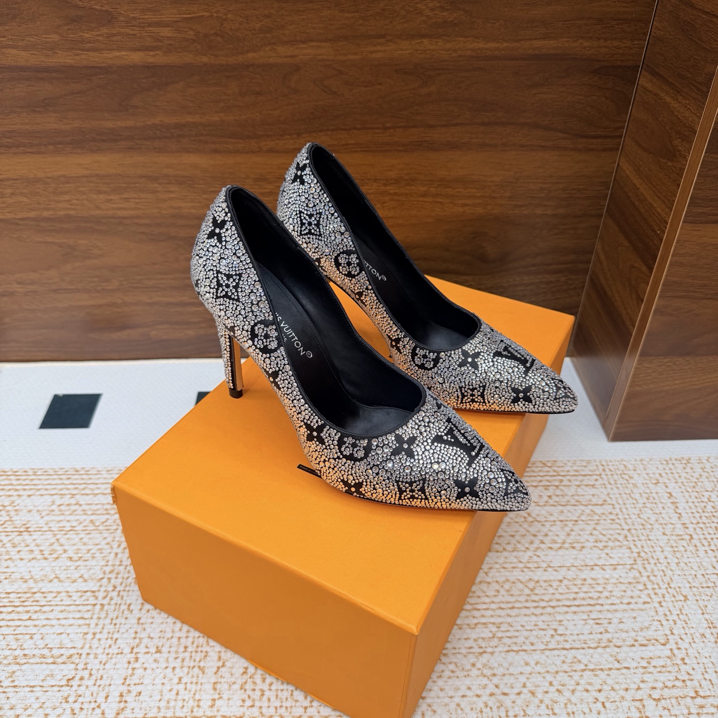 NO:929731,LV Louis Vuitton 26 2026 early spring new products. The top version counter features the latest mesh water platform high-heeled sandals. Hard label slippers. Hard goods are new. ———————————— Top version. Upper original silk hot rhinestones. Imported goatskin lining. Leather outsole (heel height 10cm). Shoe size: 35-43 (40, 41, 42, 43 customization is not returnable), high-heeled shoes, louis  vuitton,louis vuitton,sandals,high heels,slippers,sheepskin,real silk,Leather soles19860909LV 路易威登 26 2026早春新品 顶级版本专柜主打最新款 网纱水台高跟凉鞋 硬标拖鞋 硬货上新 —————————————顶级版本 鞋面原版真丝烫钻 内里进口山羊皮里 大底真皮大底（跟高10cm） 鞋码: 35-43（40、41、42、43定制不退换）,高跟鞋单鞋,louis vuitton,louis vuitton,sandals,high heels,slippers,sheepskin,real silk,Leather soles,Women's Shoes