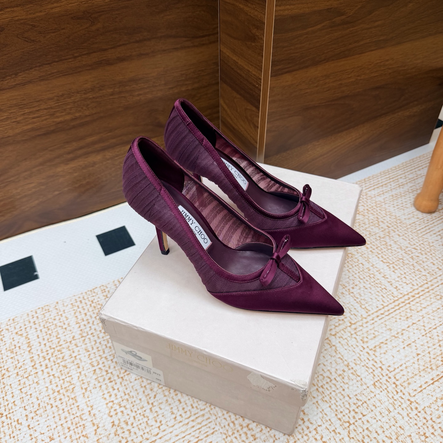 NO:929724,The new 2026 spring and summer Jimmychoo style and details are very particular!  Lace is not just decoration, it is the core highlight~ —————————————— The most interesting thing about this series is the contrast and little surprises!  Soft pastels can also look bold, and their appearance is very contagious. Sandra Choi moved the oversized paper peonies into Milan, surrounded by greenery and flowers, as if walking into a surreal wonderland. What surprised me most about Jimmy Choo this season was the 'reconstruction of lace'. The metal toe splicing, it is no longer just a symbol of femininity, but has been deconstructed and spliced, turning it into a leader in shoes. Fabric: lace silk lining Imported custom lambskin outsole  Imported Italian raw color cowhide bottom size 34 to 41 (34 40 41 customized) Heel height: flat/6.5cm/8.5cm, single shoes, jimmy choo, cowhide, sheepskin, real silk198609092026春夏新款Jimmychoo 版型和细节超讲究！蕾丝不只是装饰,是核心亮点～ —————————————— 这个系列最有意思的就是反差感和小惊喜！ 柔和的粉彩色也能显得很大胆,颜值很有感染力.SandraChoi把超大纸艺牡丹搬进米兰,四周绿意与花卉簇拥,仿佛走进一个超现实的仙境  这一季JimmyChoo最让我惊喜的是“蕾丝的再造”.金属鞋头拼接,它不再只是柔美的象征,而是被解构、拼接,化作鞋履上的佼佼者 面料:蕾丝真丝 内里 进口意制小羊皮  大底 进口意大利原色牛皮底码数 34一41（34 40 41 定制) 跟高:平底/6.5cm/8.5cm,单鞋,jimmy choo,cowhide,sheepskin,real silk,Women's Shoes