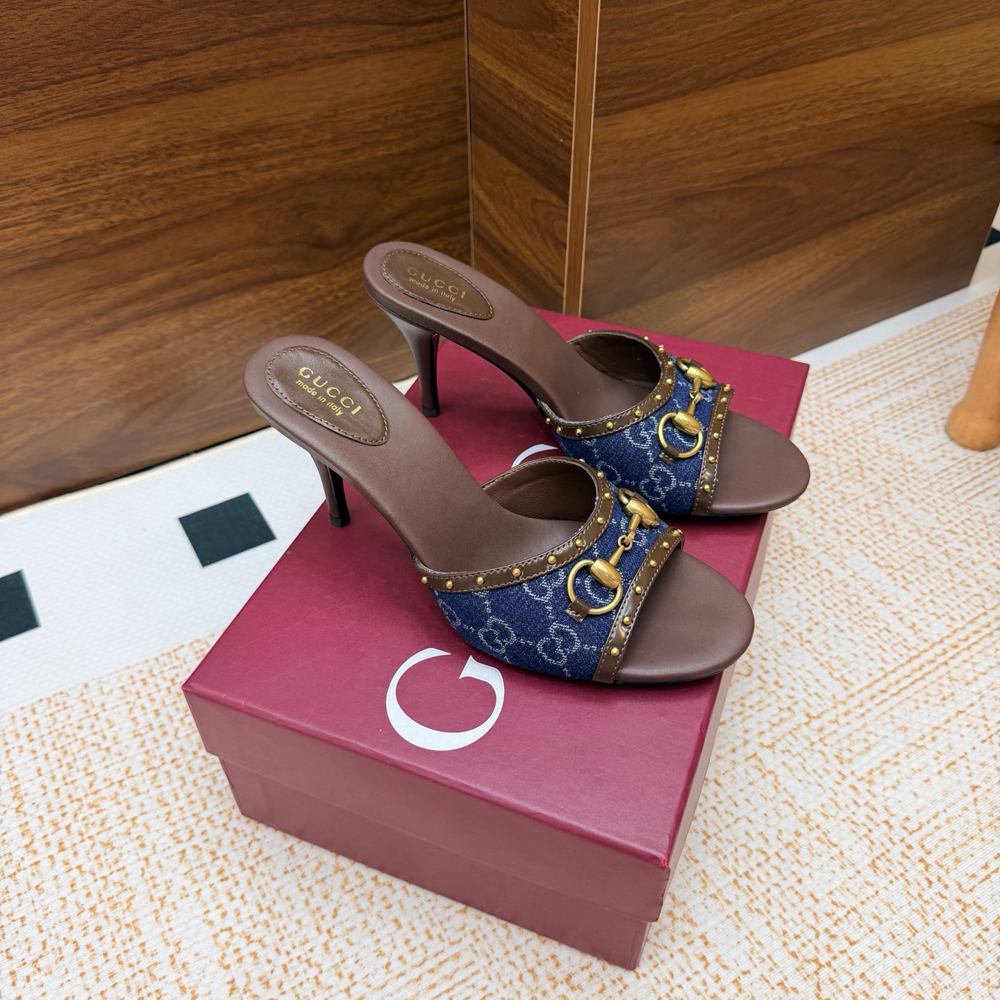 NO:929681,2026S spring and summer new Gucci new rivet pointed toe high-heeled slippers ————————————  The upper adopts the most classic and iconic logo. The eye-catching feature is that the heel can be pressed and dragged casually. It is better to wear two pairs of shoes with trousers and skirts without any sense of incompatibility when entering or leaving any place. The high-quality layered leather square kitten heel with silver sequins adds to its unparalleled visual impact. Elegance and intellectuality are integrated. This pair of shoes meets the various requirements of fairies. It is truly the best of the best. The upper is velvet/cloth and the heel height is 8.5cm. The outsole is genuine leather.  Size 35-41 (40, 41, 42 customized), slippers, gucci, slippers, skirts, Leather soles198609092026S 春夏新款Gucci新款铆钉尖头高跟拖鞋 ———————————— 鞋面采用最经典标志性Logo,吸睛之处在后跟可随性压跟而拖,一鞋两穿更好搭配裤装和裙装出入任何场所都毫无违和感哦高质量的层皮方形小猫跟配以银色亮片更显其无与伦比的视觉冲击力,优雅与知性相互融合,一对鞋满足了仙女们的种种要求,实属精品中的精品 鞋面丝绒/布面 跟高8.5cm 大底真皮大底 码数35-41（40、41、42定制）,拖鞋,gucci,slippers,skirts,Leather soles,Women's Shoes