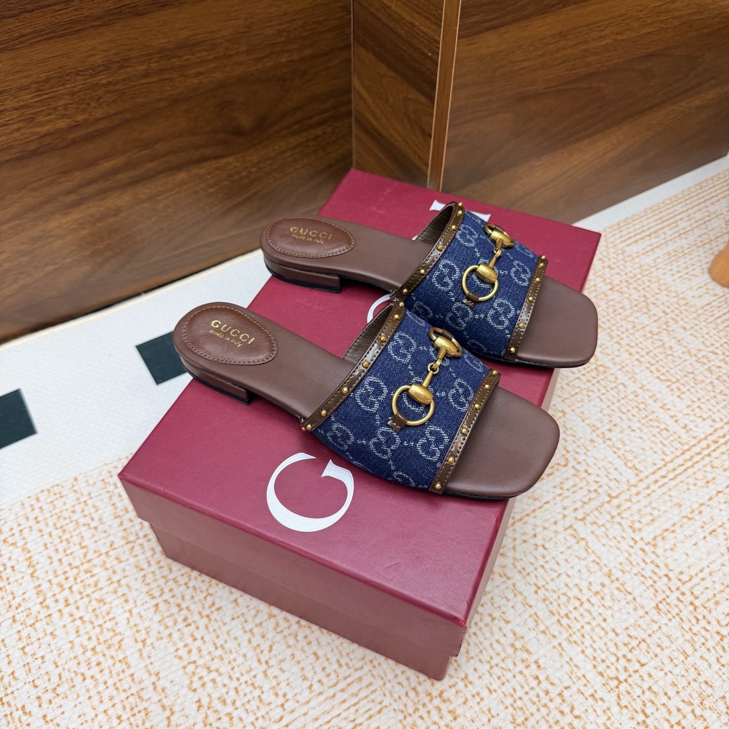 NO:929689,2026S spring and summer new Gucci new rivet pointed toe flat slippers ————————————  The upper adopts the most classic and iconic logo. The eye-catching feature is that the heel can be pressed and dragged at will. One shoe can be worn in two pairs to match trousers and skirts without any sense of incompatibility when entering or leaving any place. The high-quality layered leather square kitten heel with silver sequins adds to its unparalleled visual impact. Elegance and intellectuality are blended together. This pair of shoes meets the various requirements of fairies. It is truly the best of the best. Velvet/cloth upper, high flat heel, genuine leather outsole  Size 35-41 (40, 41, 42 customized), slippers, gucci, slippers, skirts, Leather soles198609092026S 春夏新款Gucci新款铆钉尖头平底 拖鞋 ———————————— 鞋面采用最经典标志性Logo,吸睛之处在后跟可随性压跟而拖,一鞋两穿更好搭配裤装和裙装出入任何场所都毫无违和感哦高质量的层皮方形小猫跟配以银色亮片更显其无与伦比的视觉冲击力,优雅与知性相互融合,一对鞋满足了仙女们的种种要求,实属精品中的精品 鞋面丝绒/布面 跟高平底 大底真皮大底 码数35-41（40、41、42定制）,拖鞋,gucci,slippers,skirts,Leather soles,Women's Shoes