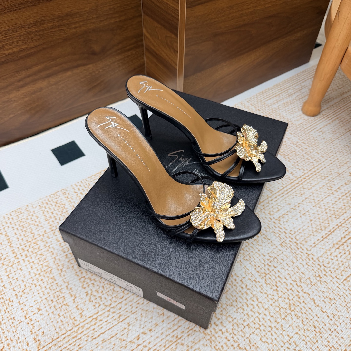 NO:929699,Giuseppe Zanotti 25ss new product. Gold flower embellished high heels really understand women's hearts. ———————————— GZ's high heels are both men and women. I love them. They are indeed the brand that understands women best. They are sold out as soon as they are new. Especially the side line design is smooth, natural and slim. It makes the whole pair of shoes full of layers and feminine. No matter what your usual style is, please be sure to try it!  Upper cowhide, lining mixed sheepskin, original Italian genuine leather outsole, heel height 10cm, Size 35–41 (40, 41, 42, 43 customized, non-refundable and non-exchangeable), high heels, slippers, high heels, slippers, cowhide, sheepskin, Leather soles19860909Giuseppe Zanotti 25ss新品 金花点缀高跟鞋果然很懂女人心 ———————————— GZ斩男又斩女的高跟鞋 爱了 不愧是最懂女人的品牌 上新即售空 尤其是侧面线条设计流畅自然还很显瘦 让整双鞋层次感十足又富有女人味 不管你平时什么风格 请你一定要试试它！ 鞋面牛皮 内里是混种羊皮 原版意大利真皮大底 跟高10cm Size 35–41（40、41、42、43定制不退不换）,高跟鞋拖鞋,high heels,slippers,cowhide,sheepskin,Leather soles,Women's Shoes
