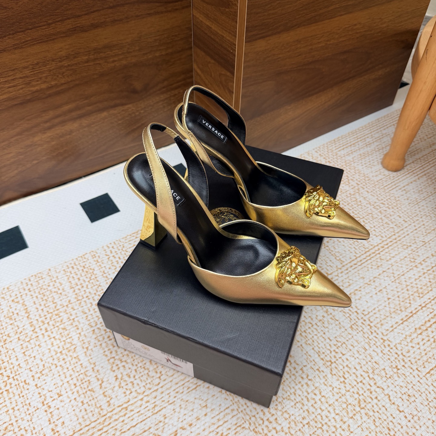 NO:929691,[Non-refundable, can be exchanged for upper or lower sizes] Versace Versace 2026 spring and summer new style / GIANNI RIBBON Medusa bow high-heeled half-drag, decorated with Medusa bow on the front, using classic 'nastro Gianni' stitching ——————Smooth buckle Diamond buckle Overseas best-selling champion YB consistent original shoe development last type  Major fashion bloggers, celebrities, and Internet celebrities already have a pair. Such outstanding beauty is unforgettable!  …………………………………………………… Go Material Upper silk/cowhide Inner foot pads: imported high-quality goatskin Heel height 9cm Italian cowhide sole Size number - (//42 customized, non-refundable) Packaging full set of original packaging Top version, high heels and sandals, versace, versace, sandals, high heels, cowhide, sheepskin, real silk19860909【不退,可换上下码数】 Versace范思哲 2026春夏新款 / GIANNI RIBBON 美杜莎蝴蝶结高跟半拖 正面饰有 Medusa 蝴蝶结,采用经典的'nastro Gianni'缝线 ——————————光面扣 钻扣 海外热销冠军 YB一致原鞋开发楦型 各大时尚博主及明星、网红、已经人手一对,如此出众的美,让人过目不忘！ …………………………………………………… Go 材质 鞋面真丝/牛皮 内里垫脚:进口优质山羊皮 跟高9cm 鞋底意大利Italy牛皮大底 码数-（//42定制不退换） 包装全套原版包装 等级顶级版本,高跟鞋凉鞋,versace,versace,sandals,high heels,cowhide,sheepskin,real silk,Women's Shoes