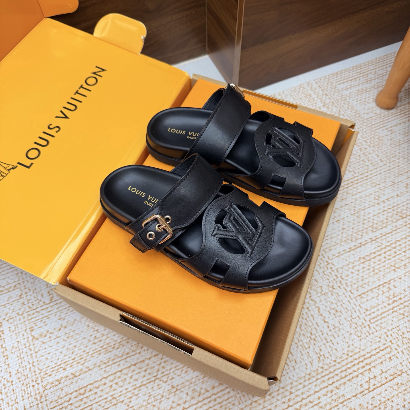 NO:929683,Top version LV Louis Vuitton L Family Donkey Brand 26/ Latest Easy Series Double-breasted Thick Sole Slippers Sandals —————————— Couple model Original purchase, development and production This LV Easy sandal is made of suede cow leather, with Monogram pattern to highlight the trendy style. The LV letters light up the adjustable strap, the tough insole and the micro outsole achieve a light and comfortable experience. Exquisite packaging at the delivery counter. Fabric: Original customized imported first-layer cowhide.  Inner lining: original customized soft sheepskin lining Outsole: original molded rubber material size: #35-45 (customized for women 40.41 men 45), slippers, louis vuitton, louis vuitton, louis vuitton, louis vuitton, sandals, slippers, cowhide, sheepskin19860909顶级版本 LV路易威登L家 驴牌 26/ 最新Easy系列 双排扣厚底 拖鞋 凉鞋 ————————————情侣款 原版购入开发 做货 本款 LV Easy 凉拖取材绒面牛皮革,以 Monogram 图案彰显潮流风范.LV 字母点亮可调节饰带,韧性鞋垫和微型外底实现轻盈舒适体验 配送专柜精美包装 面料: 原版定制进口头层牛皮 内里: 原版定制柔软羊皮里 大底: 原版开模橡胶材质 size: #35-45（女40.41男45定做）,拖鞋,louis vuitton,louis vuitton,louis vuitton,louis vuitton,sandals,slippers,cowhide,sheepskin,Women's Shoes