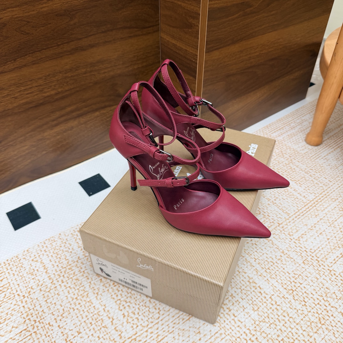 NO:929619,2026 spring and summer new fashion catwalk high-heeled sandals CL red soles are forever ———————— Red-soled high heels New red-soled ballet high-heeled shoes There is nothing to say, they are completely beautiful and crazy #fatal temptation. I just tried it on my feet. It is very easy to wear, very stable and very beautiful #red-soled shoes. Super comfortable high-heeled shoes. Feminine shoes must have a pair of red-soled shoes. Cowhide upper, sheepskin lining. Heel height 10cm. Free shipping of CL full original package.  35-42,high heels,christian louboutin,sandals,high heels,cowhide,sheepskin198609092026春夏新款时装走秀水台 高跟凉鞋 CL红底永远的 ——————————— 红底高跟 新款红底芭蕾高跟鞋 没什么好说的 就是一整个美疯#致命的诱惑 刚刚上脚试了 非常好穿非常稳 也非常美#红底鞋 超舒适的高跟鞋 女人味鞋子必须有一双红底鞋 鞋面牛皮 内里羊皮 跟高10cm 包邮CL全套原版包装 35-42,高跟鞋,christian louboutin,sandals,high heels,cowhide,sheepskin,Women's Shoes