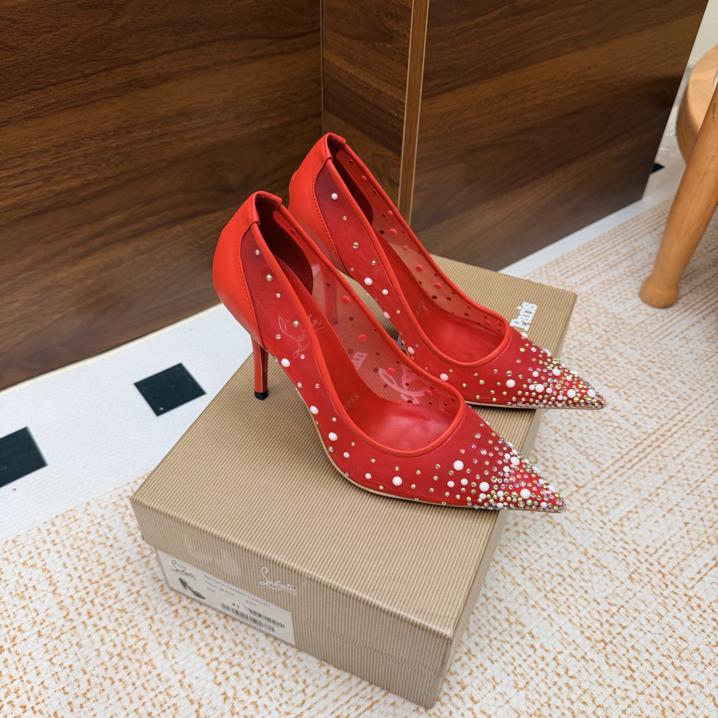 NO:929635,2026 spring and summer new fashion catwalk high-heeled sandals CL red sole forever —————————— Red-soled high-heeled shoes New red-soled ballet high-heeled shoes There is nothing to say, they are completely beautiful and crazy #fatal temptation. I just tried it on my feet. They are very easy to wear, very stable and very beautiful #red-soled shoes. Super comfortable high-heeled shoes. Feminine shoes must have a pair of red-soled shoes. The upper mesh is hot-drilled and the inner sheepskin is 10cm high.  Free shipping CL full set of original packaging 35-42, high heels, christian louboutin, sandals, high heels, sheepskin198609092026春夏新款时装走秀水台 高跟凉鞋 CL红底永远的 ——————————— 红底高跟 新款红底芭蕾高跟鞋 没什么好说的 就是一整个美疯#致命的诱惑 刚刚上脚试了 非常好穿非常稳 也非常美#红底鞋 超舒适的高跟鞋 女人味鞋子必须有一双红底鞋 鞋面网纱烫钻 内里羊皮 跟高10cm 包邮CL全套原版包装 35-42,高跟鞋,christian louboutin,sandals,high heels,sheepskin,Women's Shoes