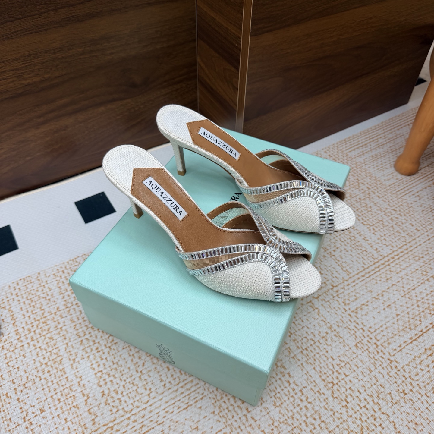 NO:929625,2026 spring and summer new style AQUAZZURA Zp pineapple original molded new product hot diamond braided strap high-heeled sandals —————————— Made of original customized silk, original molded Swarovski rhinestone decorative buckle, ultra-shiny golden iconic pineapple micro logo on the outsole, giving the item rich brand connotation and luxurious appearance. Genuine leather outsole sheepskin insole. The creation has beautiful and smooth lines and is comfortable and fashionable on the feet. It is a must-have.  Upper woven foot pads: sheepskin outsole Italian leather outsole Heel height 7.5cm (can be customized to 10.5cm without return) Shoe size: 35-42 (35, 41, 42. 43 customized without return), high heels slippers, sandals, high heels, slippers, sheepskin, real silk, Leather soles198609092026春夏新款 AQUAZZURA Zp 菠萝 原版开模 新品烫钻 编织带子高跟凉鞋 ——————————— 采用原版定制真丝制成,原版开模施华洛奇水钻装饰扣,超闪 大底金色标志性菠萝微标赋予单品丰富的品牌内涵与奢华的外观单品真皮大底羊皮鞋垫 创作即外观线条优美流畅又上脚舒适时髦精必入款. 鞋面编织 脚垫: 羊皮 大底意大利真皮大底 跟高7.5cm（可以定制10.5cm不退换） 鞋码: 35-42（35、41、42. 43 定做不退换),高跟鞋拖鞋,sandals,high heels,slippers,sheepskin,real silk,Leather soles,Women's Shoes