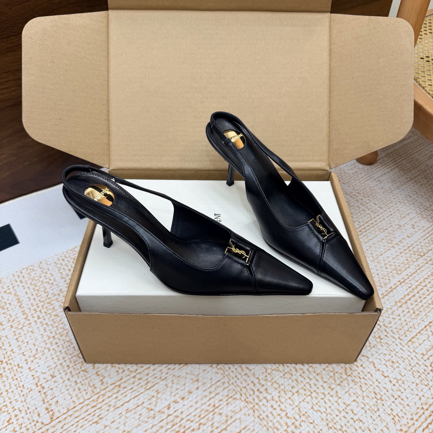 NO:922412,-Top quality (with high-end airplane box) Saint Laurent fw26 new arrival~ YSL 26s spring and summer new small pointed high heels classic letter hardware buckle back hollow stiletto sandals  Ysl selects fine leather and tans it through multiple processes, giving it a smooth touch like silk satin. Each texture is full of craftsmanship, which not only ensures a good fit, but also injects a touch of agility into the neat pointed toe. The golden round mark embellishes the footbed, revealing exquisiteness in a low-key manner, and every detail tells a sense of high-end. It has found a perfect balance between comfort and fashion. This pair of shoes is not only a single item, but also an expression of an attitude towards life. Upper cowhide leather  Sheepskin lining, Italian leather outsole, heel height 7.5cm, size 35-39 (40.41 custom-made, non-refundable), high-heeled sandals, saint laurent, saint laurent, saint laurent, sandals, high heels, cowhide, sheepskin, Leather soles19860909-顶级品质（配高档飞机盒） Saint Laurent 圣罗兰fw26 new arrival～ YSL 26s春夏新款小尖头高跟鞋经典字母五金扣后空细高跟凉鞋 Ysl甄选细腻皮革,经多道工序鞣制,呈现出如丝缎般的柔滑触感.每一道纹理都饱含匠心,既保证了贴合度,又为利落的尖头注入一丝灵动.金色圆标点缀鞋床,低调中透着精致,每一处细节都在诉说着高级感. 在舒适与时髦之间找到了完美平衡.这双鞋,不仅是一件单品,更是一种生活态度的表达. 鞋面牛皮 内里垫脚羊皮 鞋底意大利真皮大底 跟高7.5cm 码数35-39（40.41定做不退换）,高跟鞋凉鞋,saint laurent,saint laurent,saint laurent,sandals,high heels,cowhide,sheepskin,Leather soles,Women's Shoes