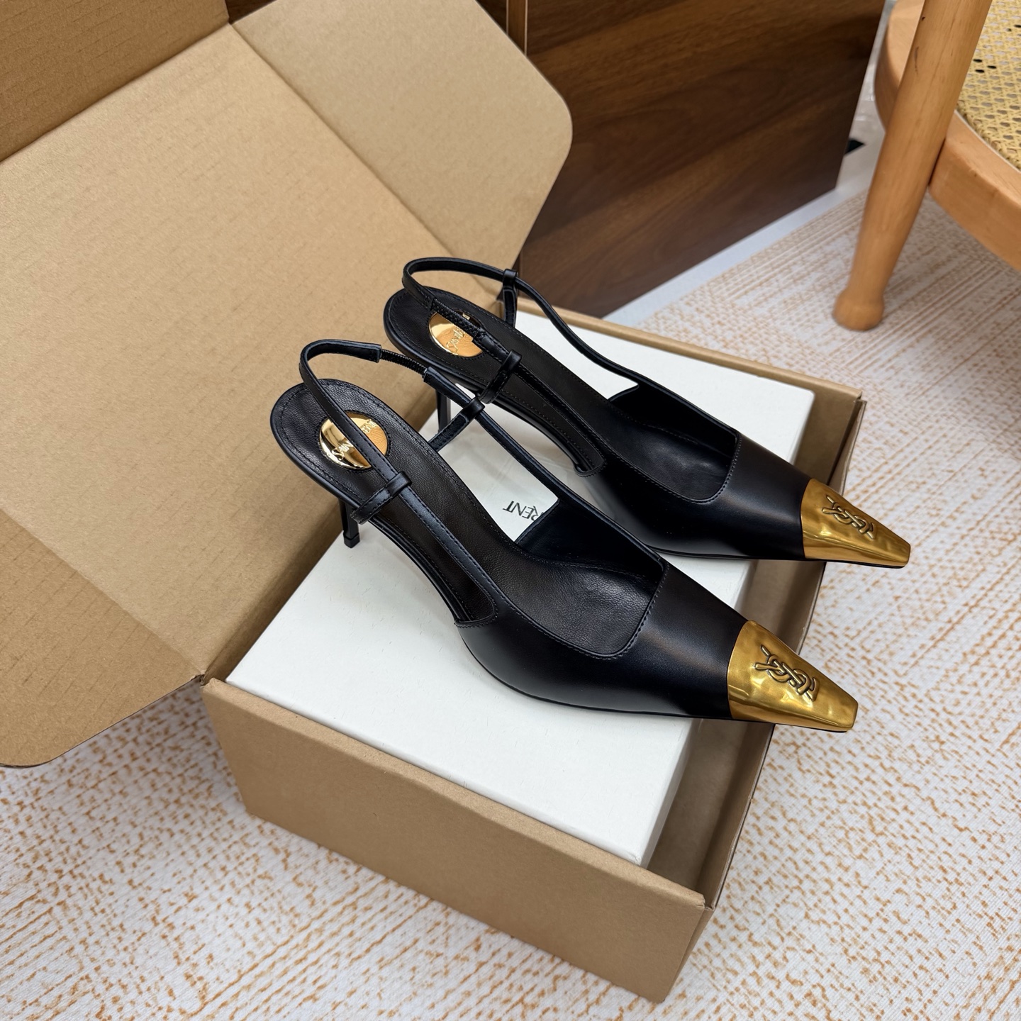 NO:929567,-Top quality (with high-end airplane box) Saint Laurent fw26 new arrival~ YSL 26s spring and summer new small pointed high heels classic letter hardware buckle back hollow stiletto sandals  Ysl selects fine leather and tans it through multiple processes, giving it a smooth touch like silk satin. Each texture is full of craftsmanship, which not only ensures a good fit, but also injects a touch of agility into the neat pointed toe. The golden round mark embellishes the footbed, showing low-key sophistication, and every detail tells a sense of high-end. It has found a perfect balance between comfort and fashion. This pair of shoes is not only a single item, but also an expression of an attitude towards life.  Upper cowhide/open edge beads, inner padding sheepskin, sole Italian genuine leather outsole, heel height 7.5cm, size 35-39 (40.41 custom made, non-refundable), high heels sandals, saint laurent, saint laurent, saint laurent, sandals, high heels, cowhide, sheepskin, Leather soles19860909-顶级品质（配高档飞机盒） Saint Laurent 圣罗兰fw26 new arrival～ YSL 26s春夏新款小尖头高跟鞋经典字母五金扣后空细高跟凉鞋 Ysl甄选细腻皮革,经多道工序鞣制,呈现出如丝缎般的柔滑触感.每一道纹理都饱含匠心,既保证了贴合度,又为利落的尖头注入一丝灵动.金色圆标点缀鞋床,低调中透着精致,每一处细节都在诉说着高级感. 在舒适与时髦之间找到了完美平衡.这双鞋,不仅是一件单品,更是一种生活态度的表达. 鞋面牛皮/开边珠 内里垫脚羊皮 鞋底意大利真皮大底 跟高7.5cm 码数35-39（40.41定做不退换）,高跟鞋凉鞋,saint laurent,saint laurent,saint laurent,sandals,high heels,cowhide,sheepskin,Leather soles,Women's Shoes