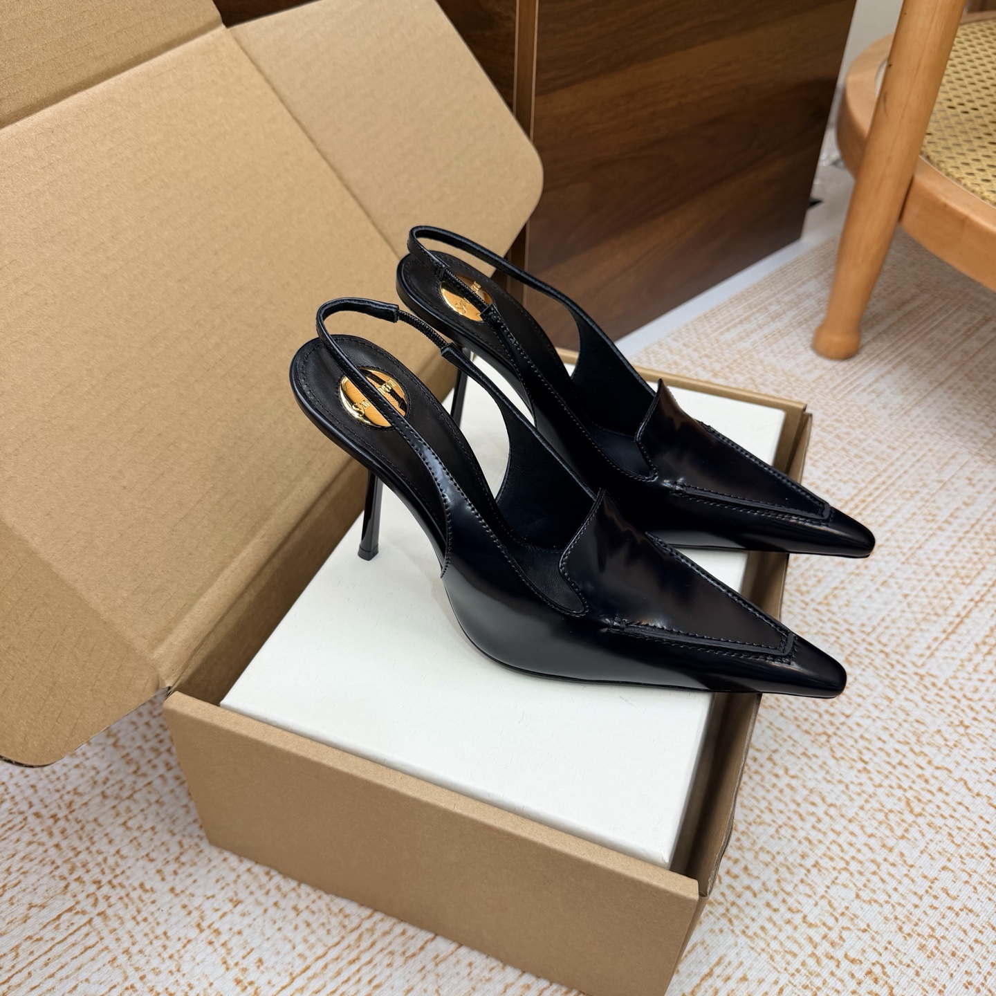 NO:929562,Top quality (with airplane case) Saint Lauren*YSL summer new pointed toe back empty toe cap toe stiletto sandals. They have a cool and royal aura. The neat and narrow pointed toe cut is matched with glossy materials. The lines are slender and smooth. The minimalist design style easily outlines a mature and sophisticated temperament. Suitable for a variety of formal and casual wear, suit suits, high-waisted straight pants, hip-covering skirts, long fishtail skirts can be perfectly matched, and can be easily held in workplace commuting, business meetings, dinner dates and other occasions.  The upper is beaded cowhide, the lining is sheepskin, the outsole is Italian genuine leather, size 35-41 (customized sizes 40 and 41 are non-returnable), heel height 10.5cm, high heels and sandals, saint laurent, saint laurent, sandals, high heels, skirts, business suit, cowhide, sheepskin, Leather soles19860909顶级品质（配飞机盒） Saint Lauren*YSL夏季新款尖头后空包头细跟凉鞋 自带高冷御姐气场,利落窄尖头剪裁搭配亮面材质,线条修长流畅,极简的设计风格,轻松勾勒出成熟干练的精致气质. 适配多种正式与休闲穿搭,西装套装、高腰直筒裤、包臀半身裙、长款鱼尾裙都能完美驾驭,职场通勤、商务会面、晚宴约会等场合都能轻松hold住. 鞋面开标珠牛皮 内里羊皮 大底意大利真皮大底 size35-41码（40、41码定制不退换） 跟高10.5cm,高跟鞋凉鞋,saint laurent,saint laurent,sandals,high heels,skirts,business suit,cowhide,sheepskin,Leather soles,Women's Shoes