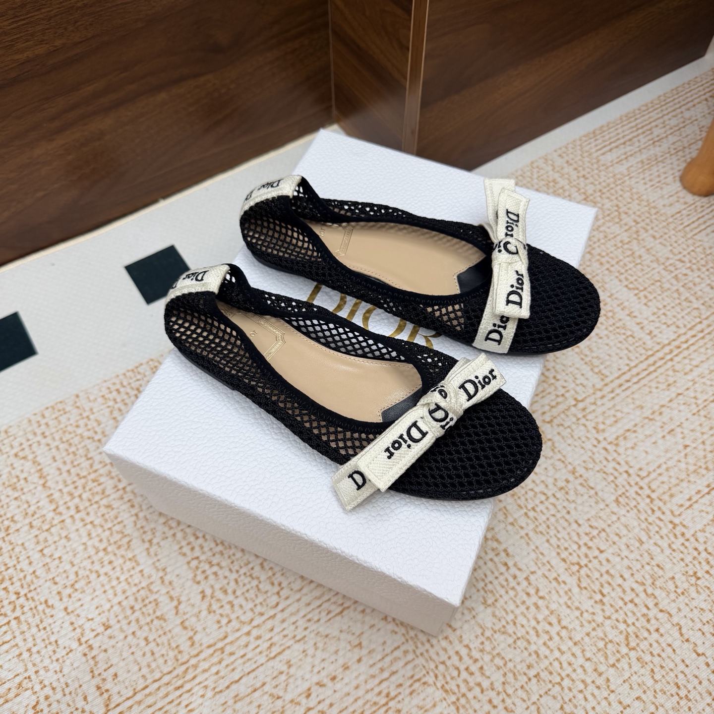 NO:929546,-Top quality (with high-end airplane box) 26ss spring and summer new Dior Dior J'Adior strappy flip-flops classic CD letter embroidered webbing bow high-heeled flip-flops slippers small heel/kitten heel slippers This J'Adior strappy high-heeled sandals are designed by Jonathan Anderson (Jonathan Anderson)  Anderson) presents a new interpretation of Dior's classic series, highlighting Dior's exquisite craftsmanship and enhancing style with fashion. It is carefully made of black cotton embroidered fabric, with a unique double-strap design, and is paired with two-color Dior embroidered ribbons, one of which is embellished with a bow. Paired with a 3 cm comma heel, it is more fashionable and elegant. Customized electro-embroidered mesh upper, sheepskin lining, original TPU outsole, high flat sole  Size 35-39 (40.41.42 customized, non-returnable), ballet shoes, dior, dior, sandals, slippers, sheepskin19860909-顶级品质（配高档飞机盒） 26ss春夏新款Dior 迪奥 J'Adior 饰带人字拖鞋 经典 CD字母刺绣织带蝴蝶结高跟夹脚凉拖鞋小矮跟/小猫跟拖鞋 这款 J'Adior饰带高跟凉鞋由乔纳森.安德森(Jonathan Anderson)倾情呈献,全新演绎Dior的经典系列,彰显Dior的精湛工艺,以时尚感提升格调.采用黑色棉质刺绣面料精心制作,双带设计别具一格,搭配双色Dior刺绣饰带,其中一条点缀以蝴蝶结.搭配 3 厘米逗号跟,更显时髦高雅. 鞋面定制电绣网布 内里垫脚羊皮 鞋底原版TPU大底 跟高平底 码数35-39（40.41.42定做不退换）,芭蕾舞鞋,dior,dior,sandals,slippers,sheepskin,Women's Shoes