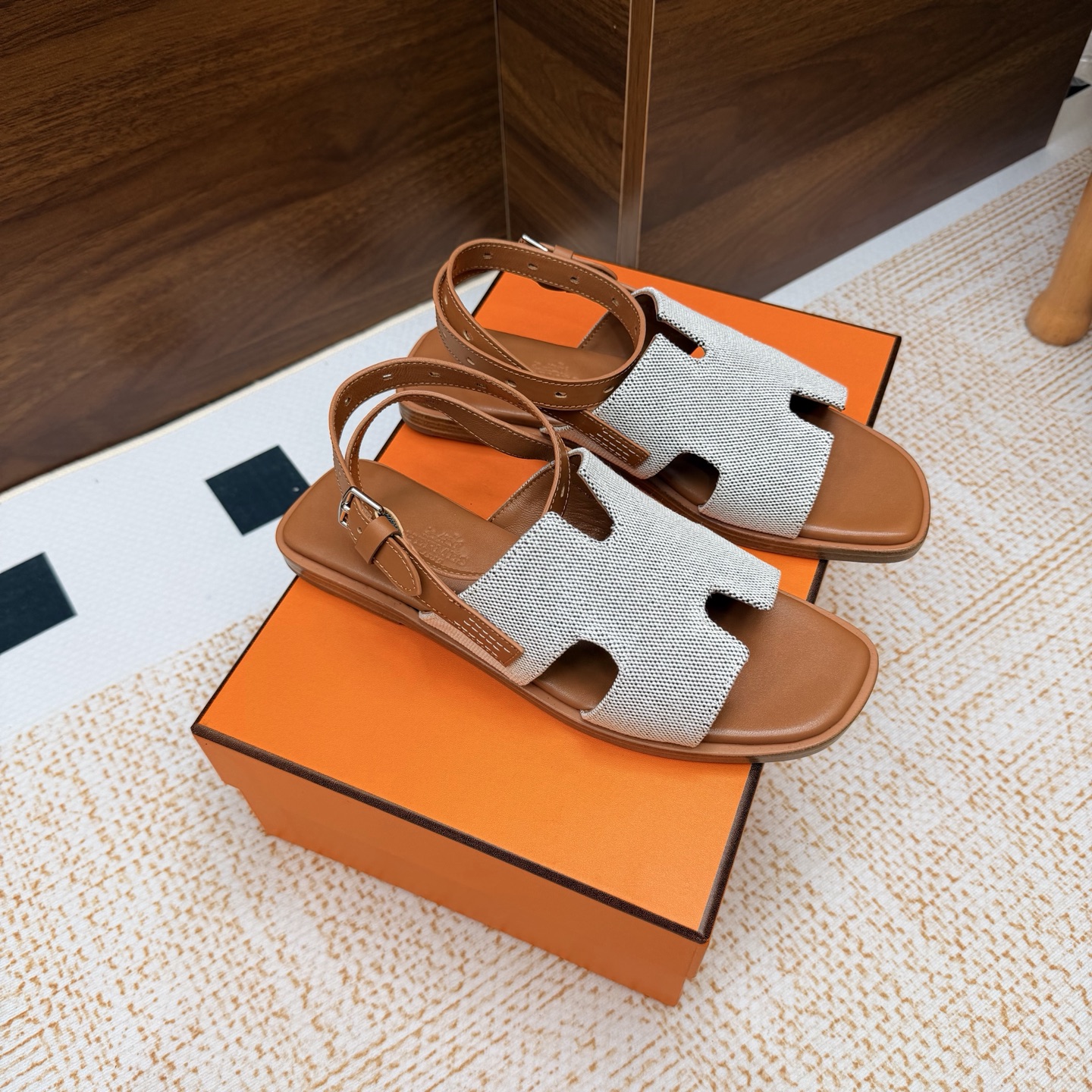 NO:929538,The 2026 new counters are updated simultaneously. The top version of Hermès/Hermès classic H-shaped Roman flat sandals ———————————— Extremely retro design with strong exotic style. Full of fashionable feeling and stylish when worn casually. The simple style is great when paired with a sense of high-end. It’s hard not to love the versatile colors and smooth lines!  The fabric is made of custom imported cowhide/yangjing/cloth. The lining and foot pads are all lambskin. The outsole is imported cowhide outsole from Italy. The heel is high and flat. Size35-39 (customized 40/41/42), sandals, hermes, hermes, sandals, cowhide, sheepskin, sheep.198609092026新款专柜同步更新 顶级版本 Hermès/爱马仕经典 H型罗马平底凉鞋 ———————————— 极约复古的设计 浓厚的异域风情 时髦感十足、随便上脚都很有腔调 简简单单的款式随便搭配一下高级感就很棒 百搭的颜色流畅的线条很难不爱！ 面料采用定制进口牛皮/羊京/布面 内里内里垫脚均为小羊皮 大底意大利进口牛皮大底 跟高平底 Size35-39(40/41/42定制）,凉鞋,hermes,hermes,sandals,cowhide,sheepskin,sheep,Women's Shoes