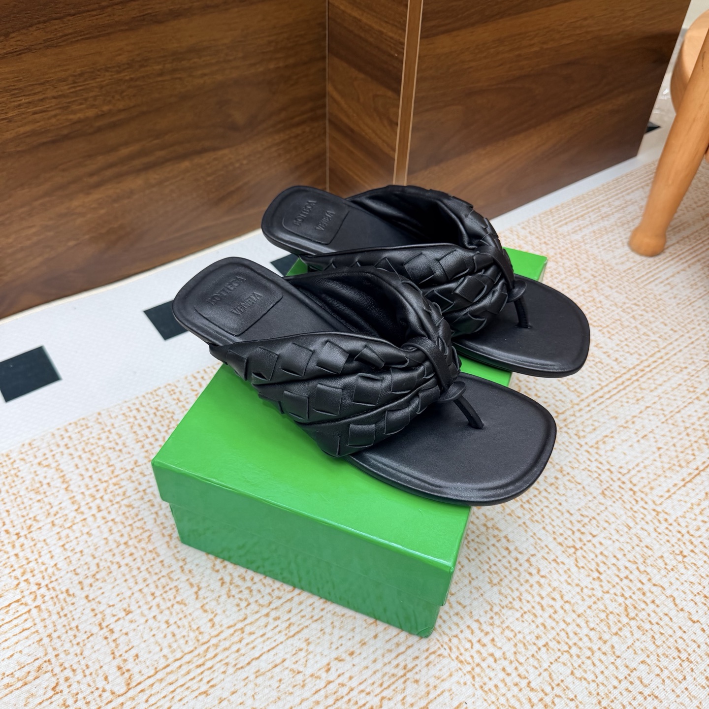 NO:929487,Purchasing agent level BV Sampieri Flat Thong 26/ New style BV sheepskin flip-flops, a light luxury item that is just needed in summer, carefully selected first-layer sheepskin, soft and non-grinding on the feet, multi-layer braided flip-flops design, low-key recognition, square toe version to modify the foot shape, one-touch control at home and out, casual Italian-style relaxation. Fabric lambskin, lining sheepskin, heel height 5cm  Outsole Italian leather outsole/injection rubber craftsmanship Size35-42 (customized for 40 41 42), split-toe shoes, bottega veneta, slippers, sheepskin, Leather soles19860909代购级 BV Sampieri Flat Thong 26/ 新款 夹趾拖鞋 Bv羊皮人字拖,夏日刚需轻奢单品,甄选细腻头层羊皮,上脚软糯不磨趾,多层编织夹趾设计,低调辨识度拉满,方头版型修饰脚型,居家外出一键拿捏,随性穿出意式松弛感 面料小羊皮 内里羊皮 跟高5cm 大底意大利真皮大底/注塑橡胶工艺 Size35-42（40 41 42定做）,分趾鞋,bottega veneta,slippers,sheepskin,Leather soles,Women's Shoes