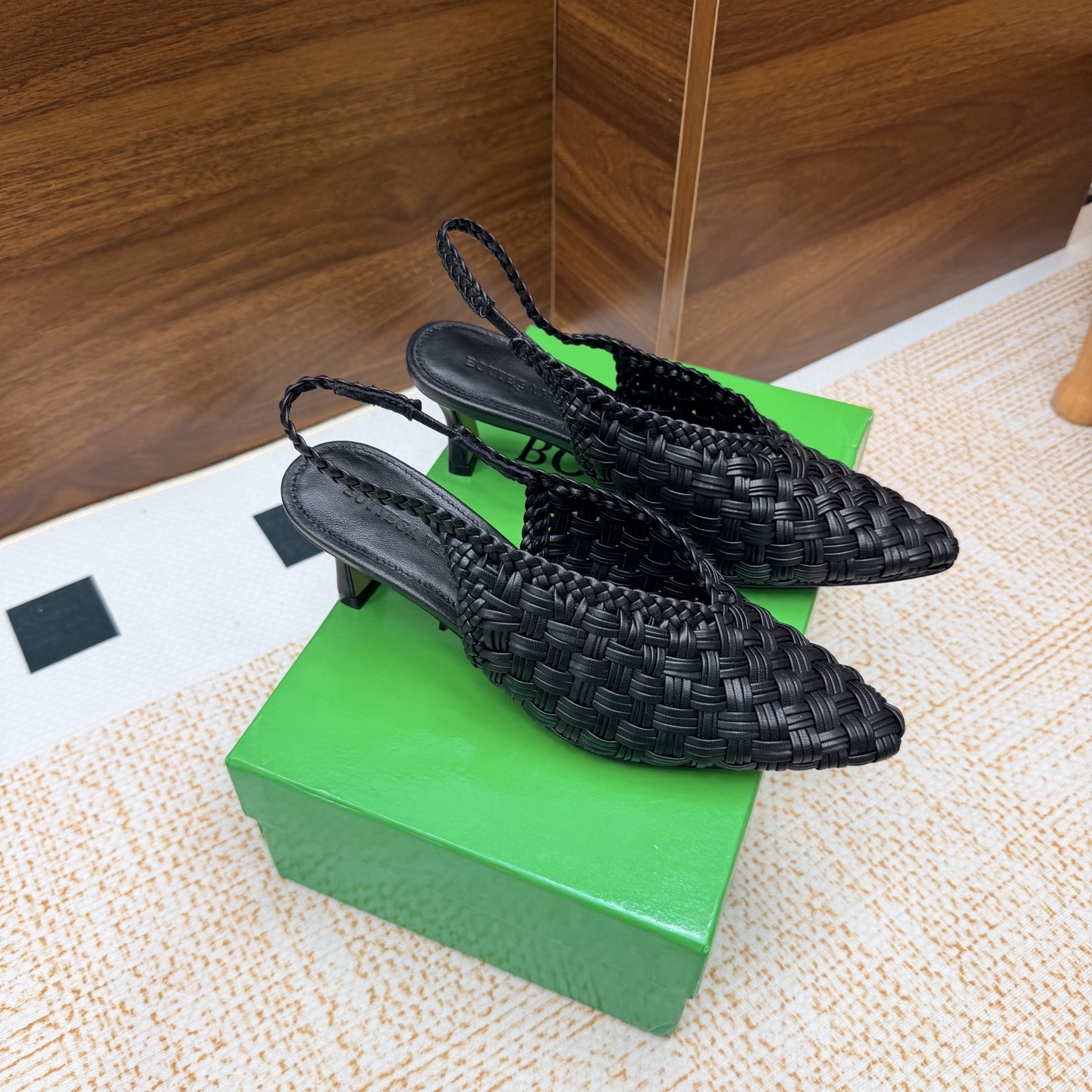 NO:929561,Purchasing agent level BV Sampieri Flat Thong 26/ New style flip-flops Bv sheepskin flip-flops, just in need of light luxury items in summer, carefully selected first-layer sheepskin, soft and non-grinding on the feet, multi-layer braided flip-flop design, low-key recognition, square toe version to modify the foot shape, one-touch control at home and out, casual Italian-style relaxation. Fabric lambskin, lining sheepskin, heel height 6.5cm  Outsole Italian genuine leather outsole/injection rubber craftsmanship Size35-42 (40 41 42 customized), sandals, bottega veneta, sandals, slippers, sheepskin, Leather soles19860909代购级 BV Sampieri Flat Thong 26/ 新款 夹趾拖鞋 Bv羊皮人字拖,夏日刚需轻奢单品,甄选细腻头层羊皮,上脚软糯不磨趾,多层编织夹趾设计,低调辨识度拉满,方头版型修饰脚型,居家外出一键拿捏,随性穿出意式松弛感 面料小羊皮 内里羊皮 跟高6.5cm 大底意大利真皮大底/注塑橡胶工艺 Size35-42（40 41 42定做）,凉鞋,bottega veneta,sandals,slippers,sheepskin,Leather soles,Women's Shoes