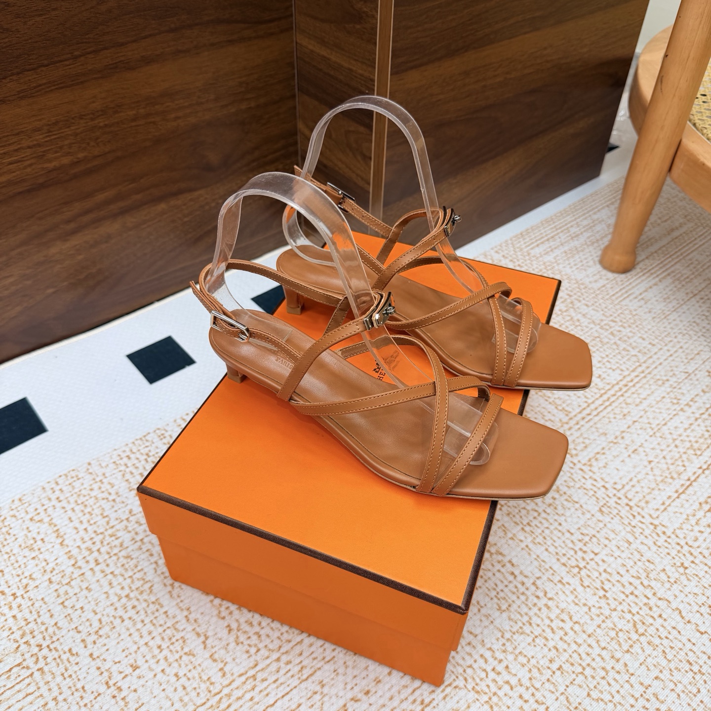 NO:929553,2026 new counters are updated simultaneously. Hermès/Hermès classic kelly buckle Roman flat sandals, cat heels ———————————— Extremely retro design, strong exotic style, full of fashion, and stylish when worn casually. The simple style is great when paired with a high-end feel. It’s hard not to love the versatile colors and smooth lines!  The fabric is made of custom imported cowhide. The lining and foot pads are all lambskin. The outsole is imported cowhide from Italy. The heel height is 3.5cm. Size35-39 (customized 40/41/42), high heels and sandals, hermes, hermes, sandals, high heels, cowhide, sheepskin.198609092026新款专柜同步更新 Hermès/爱马仕经典kelly 扣罗马平底凉鞋 猫跟 ———————————— 极约复古的设计 浓厚的异域风情 时髦感十足、随便上脚都很有腔调 简简单单的款式随便搭配一下高级感就很棒 百搭的颜色流畅的线条很难不爱！ 面料采用定制进口牛皮 内里内里垫脚均为小羊皮 大底意大利进口牛皮大底 跟高3.5cm Size35-39(40/41/42定制）,高跟鞋凉鞋,hermes,hermes,sandals,high heels,cowhide,sheepskin,Women's Shoes