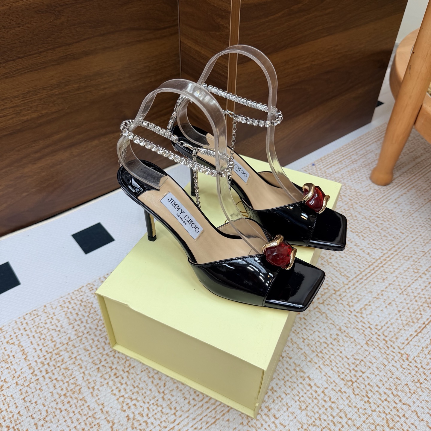 NO:929495,2026SSJIMMY CHOO (amber buckle) evening high-heeled sandals/shoes ——————————The top version of the Australian pointed toe round toe series is simply beautiful. Fall in love with elegance, fall in love with the playful sense of the future, and want to own it right away just by looking at it, but you can really think about a pair of exquisite high heels~ The series is specially designed for extraordinary and indifferent ladies, thus creating a unique overall effect, Jimmy Choo  Design products that inspire women to move forward and show their charm. 1 Fabric: Patent leather 2 Lining Sheepskin lining Super soft and delicate 3 Outsole Imported Italian raw color cowhide sole 4 Size 35 to 39 (40, 41.42 customized) 5 Heel height 8.5cm, high heels sandals, jimmy choo, sandals, high heels, cowhide, sheepskin198609092026SSJIMMY CHOO（琥珀扣）晚宴高跟凉鞋/单鞋 ——————————顶级版本 澳大利亚尖头 圆头系列、简直是美上天了,爱上优雅、爱上俏皮的未来感,光看一眼便想马上拥有,但一双精致的高跟鞋确是可以想想滴～ 系列专为超凡绝伦、无所谓的女士而设计,从而打造出别致的整体效果,Jimmy Choo 设计出激发女性一往无前的产品彰显魅力 1面料:漆皮 2内里 羊皮内里 超级柔软细腻 3大底 进口意大利原色牛皮底 4码数 35一39 (40、41.42 定制) 5跟高 8.5cm,高跟鞋凉鞋,jimmy choo,sandals,high heels,cowhide,sheepskin,Women's Shoes