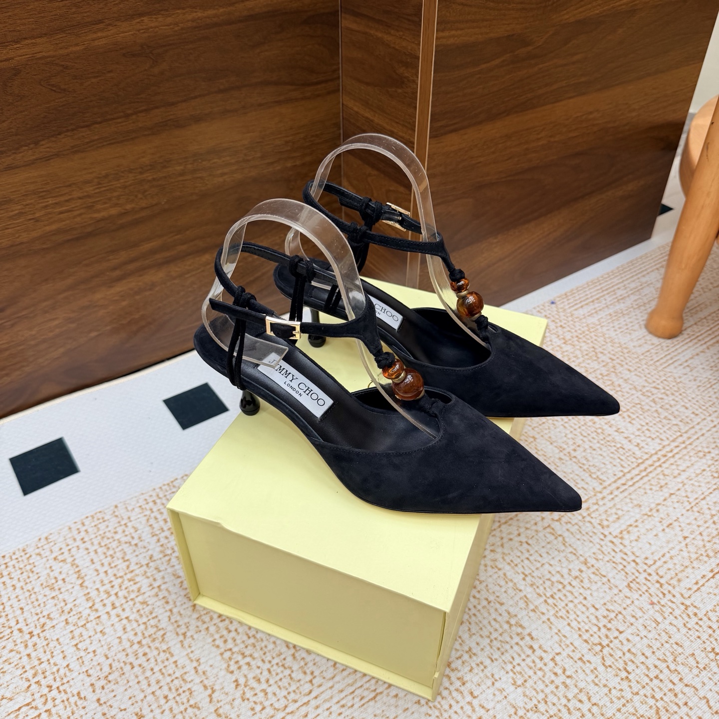 NO:929560,2026SSJIMMY CHOO (amber buckle) evening high-heeled sandals/shoes ——————————Top version Australian pointed toe round toe series, simply beautiful. Fall in love with elegance, fall in love with the playful sense of the future, just take a look and want to own it immediately, but a pair of exquisite high heels is really something to think about~ The series is specially designed for extraordinary and indifferent ladies, thus creating a unique overall effect, Jimmy Choo  Design products that inspire women to move forward and show their charm. 1 Fabric: Yangjing 2 Lining Sheepskin lining Super soft and delicate 3 Outsole Imported Italian raw color cowhide sole 4 Size 35 to 39 (40, 41.42 customized) 5 Heel height 6.5cm, slippers and sandals,jimmy choo,sandals,high heels,slippers,cowhide,sheepskin,sheep198609092026SSJIMMY CHOO（琥珀扣）晚宴高跟凉鞋/单鞋 ——————————顶级版本 澳大利亚尖头 圆头系列、简直是美上天了,爱上优雅、爱上俏皮的未来感,光看一眼便想马上拥有,但一双精致的高跟鞋确是可以想想滴～ 系列专为超凡绝伦、无所谓的女士而设计,从而打造出别致的整体效果,Jimmy Choo 设计出激发女性一往无前的产品彰显魅力 1面料:羊京 2内里 羊皮内里 超级柔软细腻 3大底 进口意大利原色牛皮底 4码数 35一39 (40、41.42 定制) 5跟高 6.5cm,拖鞋凉鞋,jimmy choo,sandals,high heels,slippers,cowhide,sheepskin,sheep,Women's Shoes