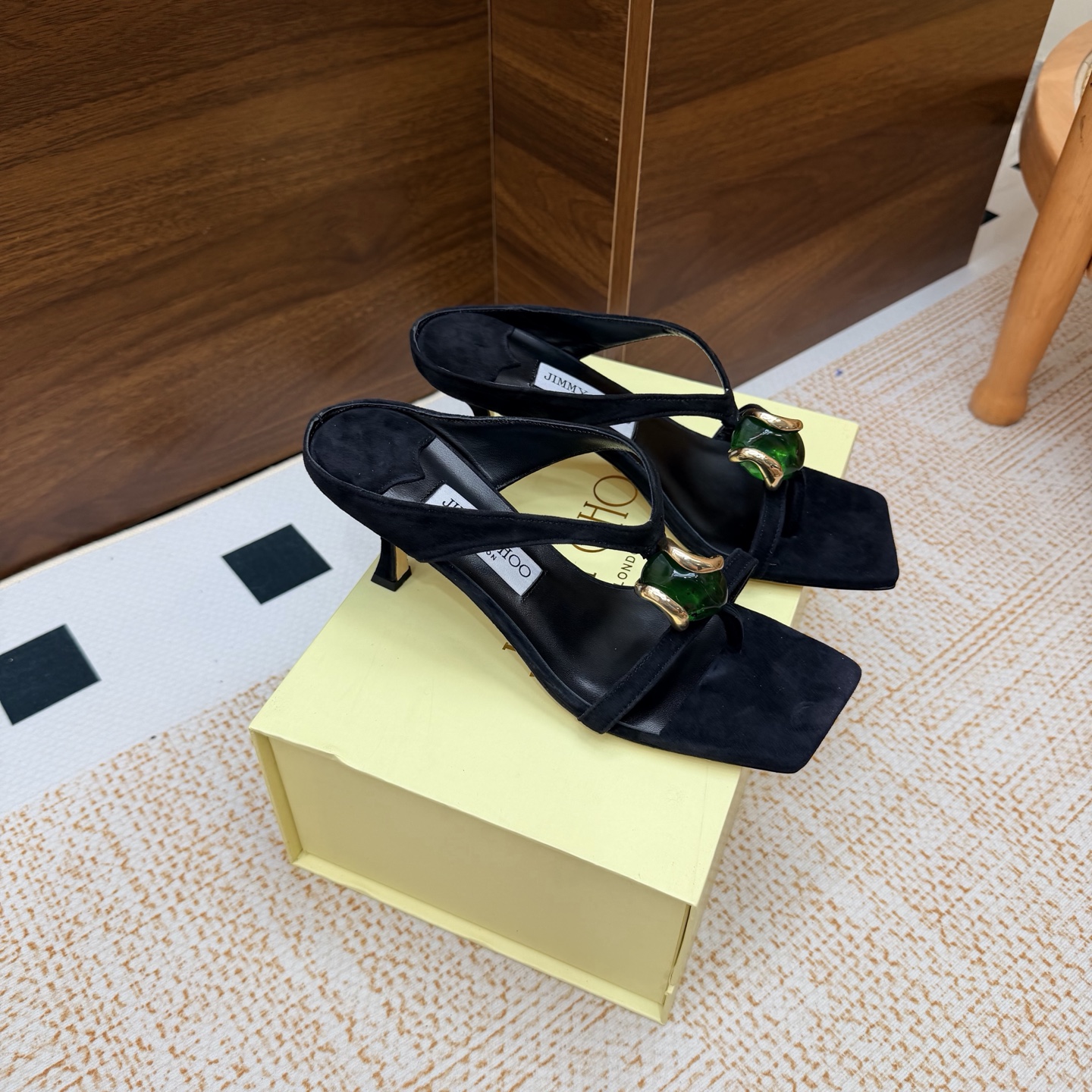 NO:929536,2026SSJIMMY CHOO (amber buckle) evening high-heeled sandals/shoes ——————————Top version Australian pointed toe round toe series, simply beautiful. Fall in love with elegance, fall in love with the playful sense of the future, just take a look and want to own it immediately, but a pair of exquisite high heels is really something to think about~ The series is specially designed for extraordinary and indifferent ladies, thus creating a unique overall effect, Jimmy Choo  Design products that inspire women to move forward and show their charm. 1 Fabric: Yangjing 2 Lining Sheepskin lining Super soft and delicate 3 Outsole Imported Italian raw color cowhide sole 4 Size 35 to 39 (40, 41.42 customized) 5 Heel height 8.5cm, split-toe sandals, jimmy choo, sandals, high heels, cowhide, sheepskin, sheep198609092026SSJIMMY CHOO（琥珀扣）晚宴高跟凉鞋/单鞋 ——————————顶级版本 澳大利亚尖头 圆头系列、简直是美上天了,爱上优雅、爱上俏皮的未来感,光看一眼便想马上拥有,但一双精致的高跟鞋确是可以想想滴～ 系列专为超凡绝伦、无所谓的女士而设计,从而打造出别致的整体效果,Jimmy Choo 设计出激发女性一往无前的产品彰显魅力 1面料:羊京 2内里 羊皮内里 超级柔软细腻 3大底 进口意大利原色牛皮底 4码数 35一39 (40、41.42 定制) 5跟高 8.5cm,分趾鞋凉鞋,jimmy choo,sandals,high heels,cowhide,sheepskin,sheep,Women's Shoes