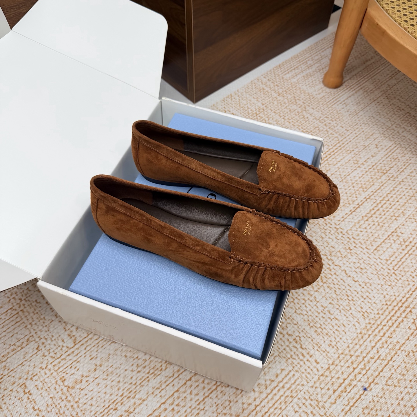 NO:929519,2026 spring and summer new style. Backstrap sandals Prada/Prada classic shallow loafers with a sense of luxury ———————————— (with airplane case) The buckle design is retro and playful, whether it is worn with a skirt for an elegant route or with trousers for a relaxed and fashionable feel, it can be easily handled. A proper fashion essential item~ The fabric is made of original Yangjing/cow leather, the inner foot pads are all sheepskin, the original molded custom-made non-slip outsole, high flat bottom size  35-39 (40/41 customized), single shoes, prada, prada, loafers, sandals, skirts, cowhide, sheepskin, sheep198609092026 春夏新款.后带凉鞋 Prada/普拉达经典浅口乐福单鞋 自带高级感 ————————————（配飞机盒） 搭扣设计复古又俏皮 不管是配裙装走优雅路线 还是搭裤装打造松弛时髦感 都能轻松拿捏 妥妥的时尚刚需单品~ 面料采用原版羊京/牛皮 内里垫脚均为羊皮 原版开模定制防滑大底 跟高平底 size 35-39（40/41定制）,单鞋,prada,prada,loafers,sandals,skirts,cowhide,sheepskin,sheep,Women's Shoes