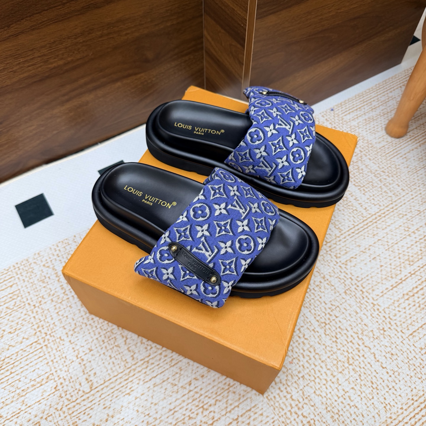 NO:929494,LV 2026 spring and summer new products, top version, popular LV donkey brand in the counter, embossed logo, embossed sandals, this model Pool Pillow Comfort flat sandals are made of technical fabrics, using high-frequency embossing technology to reinterpret the Monogram pattern. Soft padded uppers with adjustable Velcro, comfortable and tough insoles add harmonious colors. New hard goods ————————Female Men Purchasing Level!  Full of high-end feel!  A popular model among bloggers at home and abroad, it is retro, fashionable and looks great on your feet!  The official website's main recommendation: Waterproof special original fabric for the upper; Lining: Imported mixed sheepskin; Original molded foam outsole; Shoe size: Women's size 35-40 (customized at 41); Men's size 42-45 (customized at 45); slippers, louis vuitton, louis vuitton, slippers, sheepskin19860909LV 2026春夏新品 顶级版本 专柜LV驴牌爆款 浮雕logo 压花 凉拖鞋 本款 Pool Pillow Comfort 平底凉拖取材科技织物,以高频压印技术重绎 Monogram 图案.柔软加垫鞋面搭配可调节魔术贴,舒适韧性鞋垫再添和谐色彩 硬货上新 ——————————女 男 代购级别！高级感十足！国内外博主刷爆的一款,复古又时髦上脚美炸了！官网主推款 鞋面防水特殊原版面料  内里: 进口混种羊皮 大底原版开模发泡大底 鞋码: 女码35-40（41定制） 男码42-45（45定制）,拖鞋,louis vuitton,louis vuitton,slippers,sheepskin,Women's Shoes