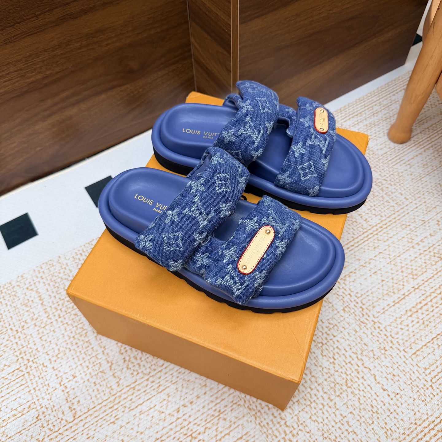 NO:929501,LV 2026 spring and summer new products, top version, popular LV donkey brand counter, embossed logo, embossed sandals, this model Pool Pillow Comfort flat sandals are made of technical fabrics, using high-frequency embossing technology to reinterpret the Monogram pattern. Soft padded uppers with adjustable Velcro, comfortable and tough insoles add harmonious colors. New hard goods ————denim for women and men. Purchasing level!  Full of high-end feel!  A popular model among bloggers at home and abroad, it is retro, fashionable and looks great on your feet!  The official website’s main recommendation: Waterproof upper, special original fabric/cowhide; Lining: Imported mixed sheepskin; Original molded foam outsole; Shoe size: Women’s size 35-40 (41 customized); Men’s size 42-45 (45 customized); slippers, louis vuitton, louis vuitton, slippers, cowhide, sheepskin19860909LV 2026春夏新品 顶级版本 专柜LV驴牌爆款 浮雕logo 压花 凉拖鞋 本款 Pool Pillow Comfort 平底凉拖取材科技织物,以高频压印技术重绎 Monogram 图案.柔软加垫鞋面搭配可调节魔术贴,舒适韧性鞋垫再添和谐色彩 硬货上新 —————————牛仔布女男 代购级别！高级感十足！国内外博主刷爆的一款,复古又时髦上脚美炸了！官网主推款 鞋面防水特殊原版面料/牛皮  内里: 进口混种羊皮 大底原版开模发泡大底 鞋码: 女码35-40（41定制） 男码42-45（45定制）,拖鞋,louis vuitton,louis vuitton,slippers,cowhide,sheepskin,Women's Shoes