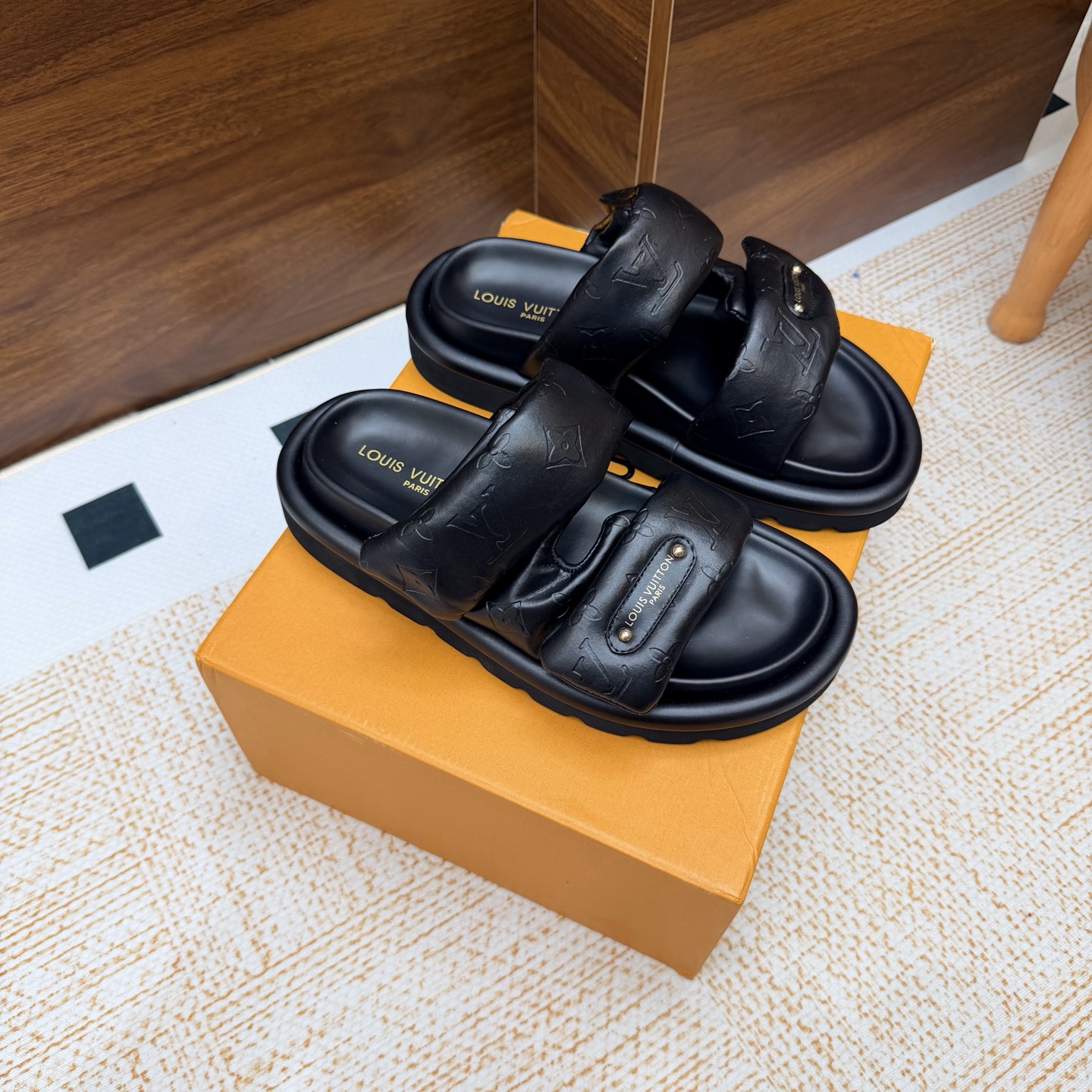 NO:929510,LV 2026 spring and summer new products, top version, popular LV donkey brand counter, embossed logo, embossed sandals, this model Pool Pillow Comfort flat sandals are made of technical fabrics, using high-frequency embossing technology to reinterpret the Monogram pattern. Soft padded uppers with adjustable Velcro, comfortable and tough insoles add harmonious colors New hard goods —————cowhide women’s men’s purchasing agent level!  Full of high-end feel!  A popular model among bloggers at home and abroad, it is retro, fashionable and looks great on your feet!  The official website’s main recommendation: Waterproof upper, special original fabric/cowhide; Lining: Imported mixed sheepskin; Original molded foam outsole; Shoe size: Women’s size 35-40 (41 customized); Men’s size 42-45 (45 customized); slippers, louis vuitton, louis vuitton, slippers, cowhide, sheepskin19860909LV 2026春夏新品 顶级版本 专柜LV驴牌爆款 浮雕logo 压花 凉拖鞋 本款 Pool Pillow Comfort 平底凉拖取材科技织物,以高频压印技术重绎 Monogram 图案.柔软加垫鞋面搭配可调节魔术贴,舒适韧性鞋垫再添和谐色彩 硬货上新 —————————牛皮女 男 代购级别！高级感十足！国内外博主刷爆的一款,复古又时髦上脚美炸了！官网主推款 鞋面防水特殊原版面料/牛皮  内里: 进口混种羊皮 大底原版开模发泡大底 鞋码: 女码35-40（41定制） 男码42-45（45定制）,拖鞋,louis vuitton,louis vuitton,slippers,cowhide,sheepskin,Women's Shoes