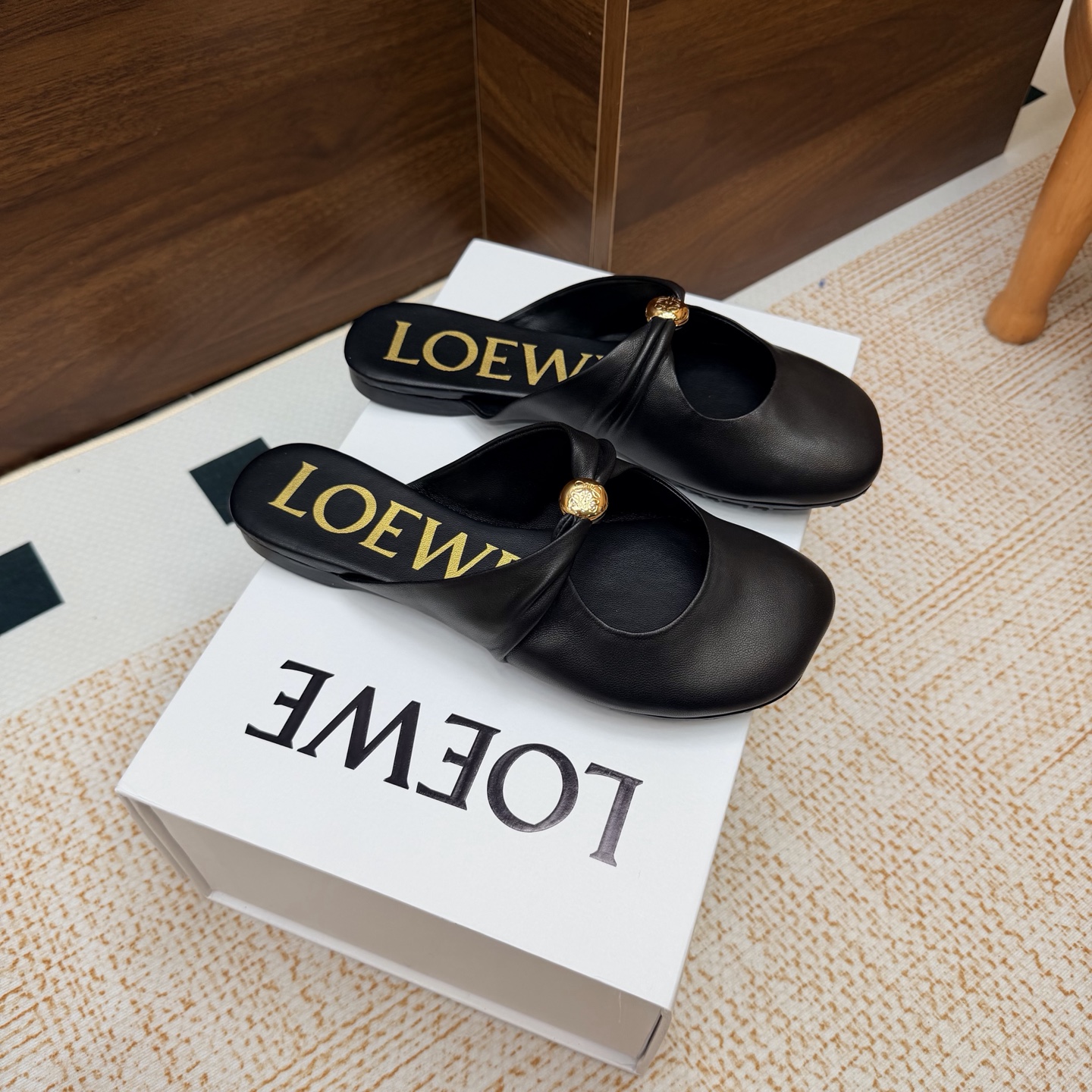 NO:929485,The top version [Loewe] is flat-bottomed and semi-trailed. The hot new model matches the overall original last shape. ———————————— ●The top layer of the fabric is water-dyed environmentally friendly sheep leather. ●The inner lining is the top version [Loewe]. The hot new version. It matches the overall original last shape. It is fashionable and individual. The color is awesome. ●The first layer of fabric is water-dyed environmentally friendly sheep leather. ●The inner first layer is water-dyed environmentally friendly sheep lining.  ●Outsole rubber sole ●Packaging original full set ●Number of women’s models 35-40 (40 is custom-made and non-returnable), half drag, loewe, loewe, sheepskin19860909顶级版本【罗意威Loewe】平底 半拖 火爆新款 配合整体原版楦型 ————————————— ●面料头层水染环保绵羊皮 ●内里顶级版本【罗意威Loewe】 火爆新款 配合整体原版楦型,时尚而个性好穿 颜色超赞 ●面料头层水染环保绵羊皮 ●内里头层水染环保绵羊里 ●垫脚:头层水染环保绵羊里 ●大底橡胶底 ●包装原版全套包装 ●码数女款 35-40（40定做不退换）,半拖,loewe,loewe,sheepskin,Women's Shoes