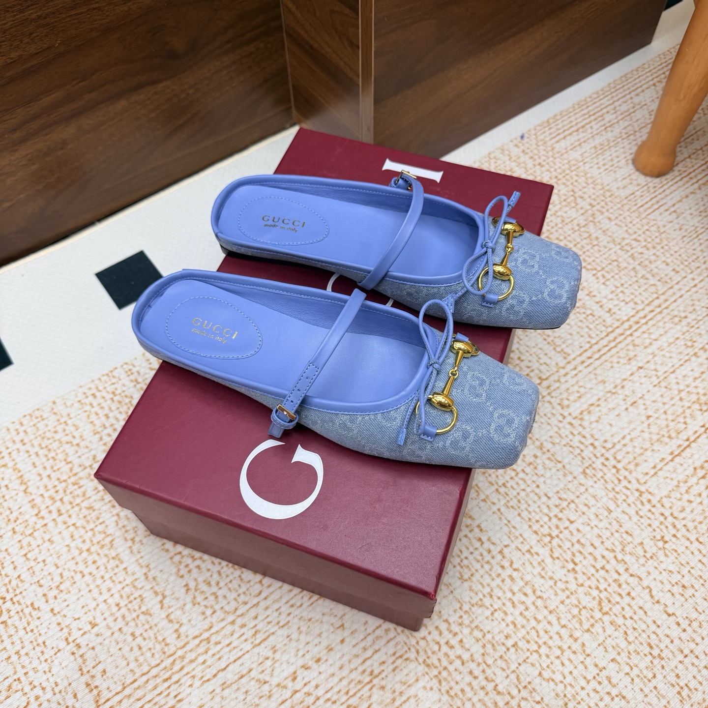 NO:929475,[Details upgraded, workmanship upgraded] GUCCI Gucci Ballet Shoes 2026 Early Spring Series Ballet Shoes Sandals/Shoes ———————————— Let’s just say that this year is the year of ballet shoes, and the ballet shoes of Gucci 2025 Early Spring Series are also popular!  Small square toe design + classic horsebit buckle, delicate and elegant with a touch of playfulness, fashionable and good-looking to wear. Canvas/cowhide upper, sheepskin for foot pads, original leather outsole, size: 35-42 (customized for 40, 41, 42), half drag, gucci, gucci, sandals, cowhide, sheepskin, Leather soles19860909【细节升级,做工升级】 GUCCI 古驰芭蕾鞋2026早春系列芭蕾鞋凉鞋/单鞋 ——————————— 就说今年是芭蕾鞋大年,Gucci 2025早春系列的芭蕾鞋也火了！小方头设计+经典马衔扣,在精致、优雅中又带着一丝俏皮,穿起来时髦又好看 鞋面帆布/牛皮 垫脚羊皮 鞋底原版真皮大底 码数: 35-42（40、41、42定制）,半拖,gucci,gucci,sandals,cowhide,sheepskin,Leather soles,Women's Shoes
