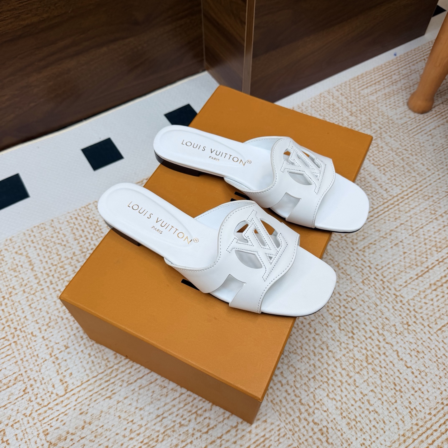 NO:929444,LV | Louis Vuitton 26 2026 early spring new products. The top version counter features the latest slippers/cat-heeled slippers. Hard goods are new. —————————— Original custom-made cowhide leather/Sheep Beijing lining. Imported goatskin lining. Original Italian genuine leather outsole. High flat sole. Shoe size: 35-42 (40, 41, 42 customized are not returnable), slippers, louis vuitton, louis  vuitton,slippers,cowhide,sheepskin,sheep,leather soles19860909LV | 路易威登 26 2026早春新品 顶级版本专柜主打最新款 拖鞋/猫跟拖鞋 硬货上新 ———————————— 鞋面原版定制牛皮/羊京 内里进口山羊皮里 大底原版意大利真皮大底 跟高平底 鞋码: 35-42（40、41、42定制不退换）,拖鞋,louis vuitton,louis vuitton,slippers,cowhide,sheepskin,sheep,Leather soles,Women's Shoes