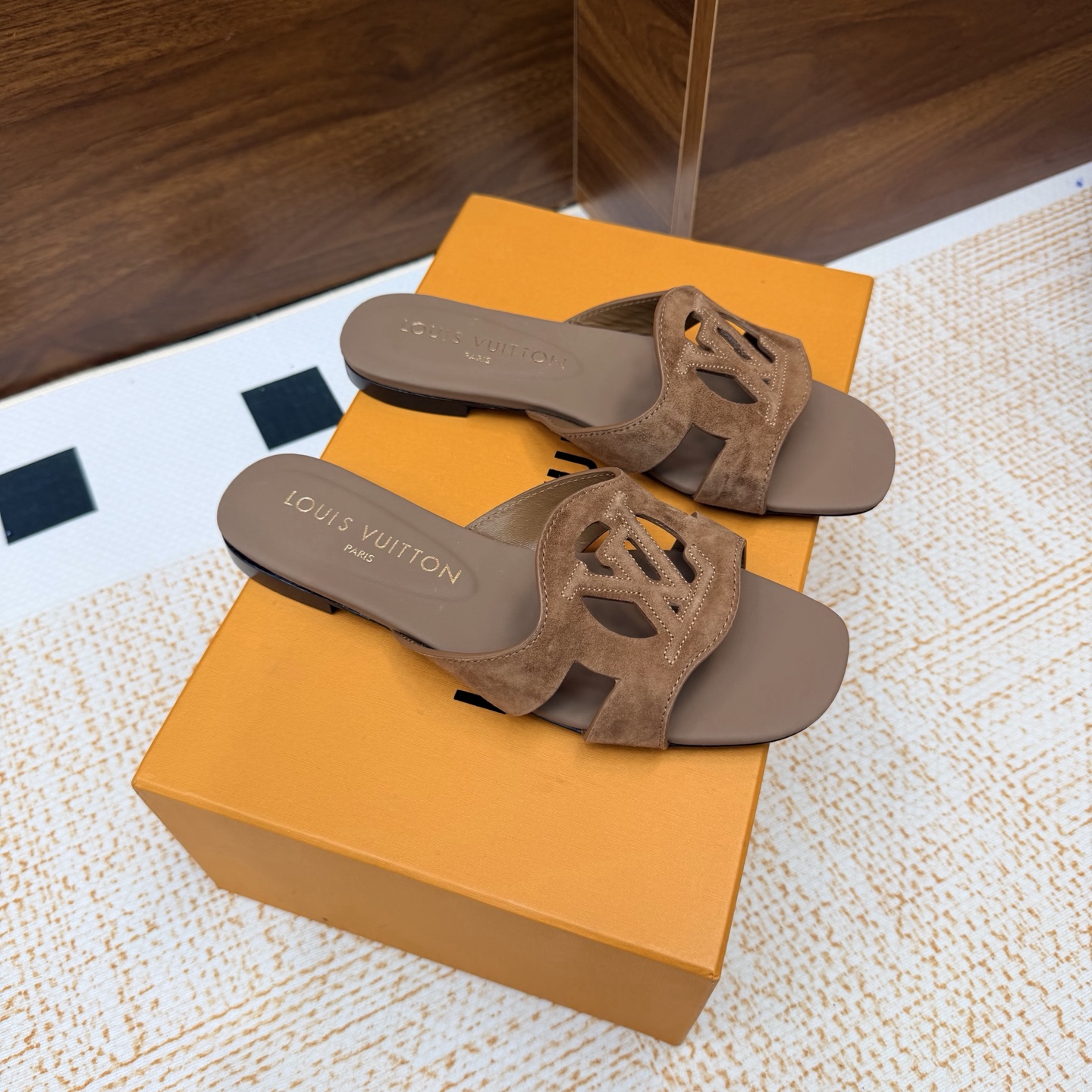NO:929454,LV | Louis Vuitton 26 2026 early spring new products. The top version counter features the latest slippers/cat-heeled slippers. Hard goods are new. —————————— Original custom-made old calico upper. Imported goatskin lining. Outsole. Original Italian leather outsole. High flat sole. Shoe size: 35-42 (40, 41, 42 customized are not returnable), slippers, louis vuitton, louis  vuitton,slippers,sheepskin,leather soles19860909LV | 路易威登 26 2026早春新品 顶级版本专柜主打最新款 拖鞋/猫跟拖鞋 硬货上新 ———————————— 鞋面原版定制老花布 内里进口山羊皮里 大底原版意大利真皮大底 跟高平底 鞋码: 35-42（40、41、42定制不退换）,拖鞋,louis vuitton,louis vuitton,slippers,sheepskin,Leather soles,Women's Shoes